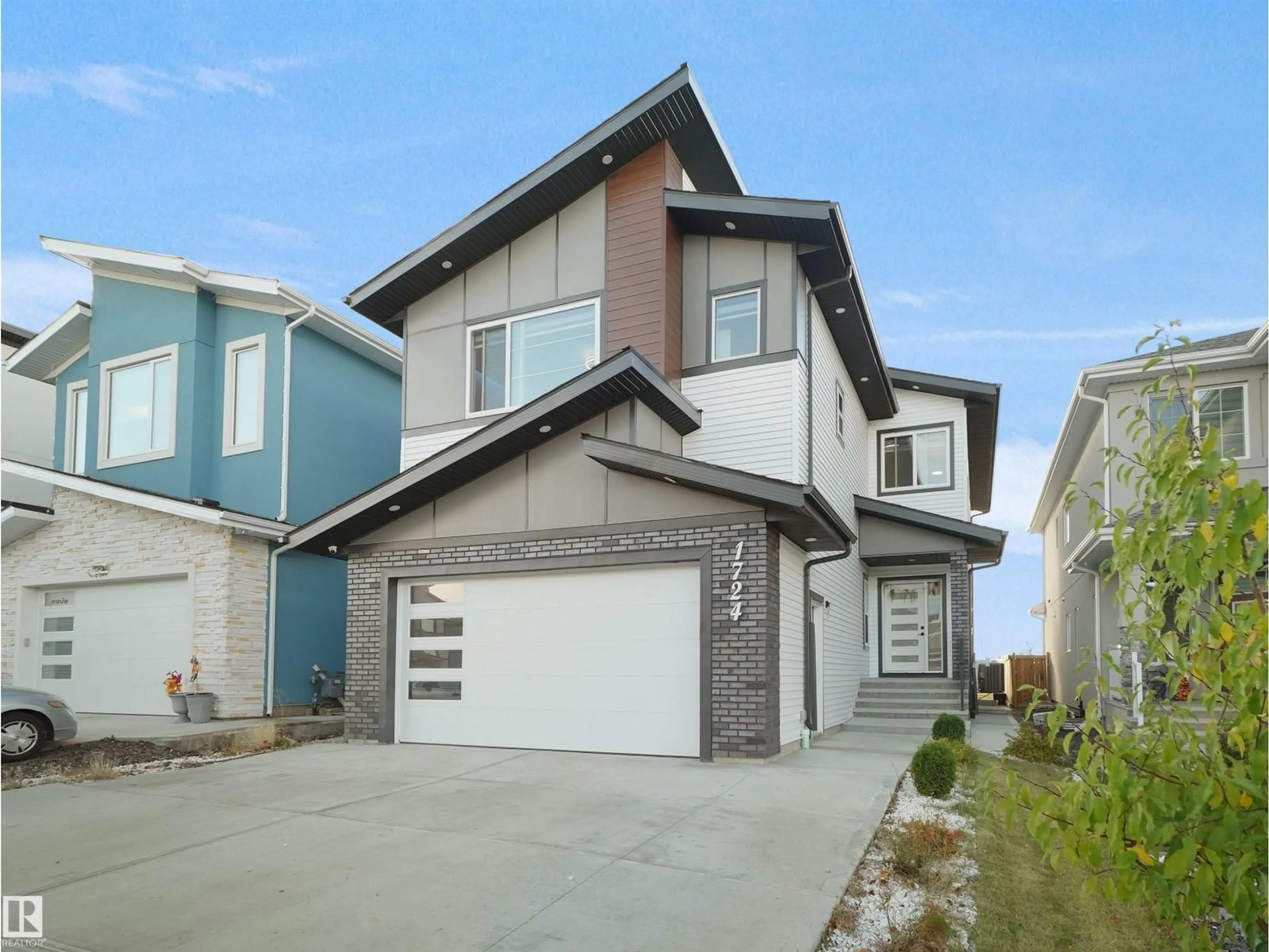 Home with vinyl exterior material, street for NW - 1724 19 ST, Edmonton Alberta T6T2N1