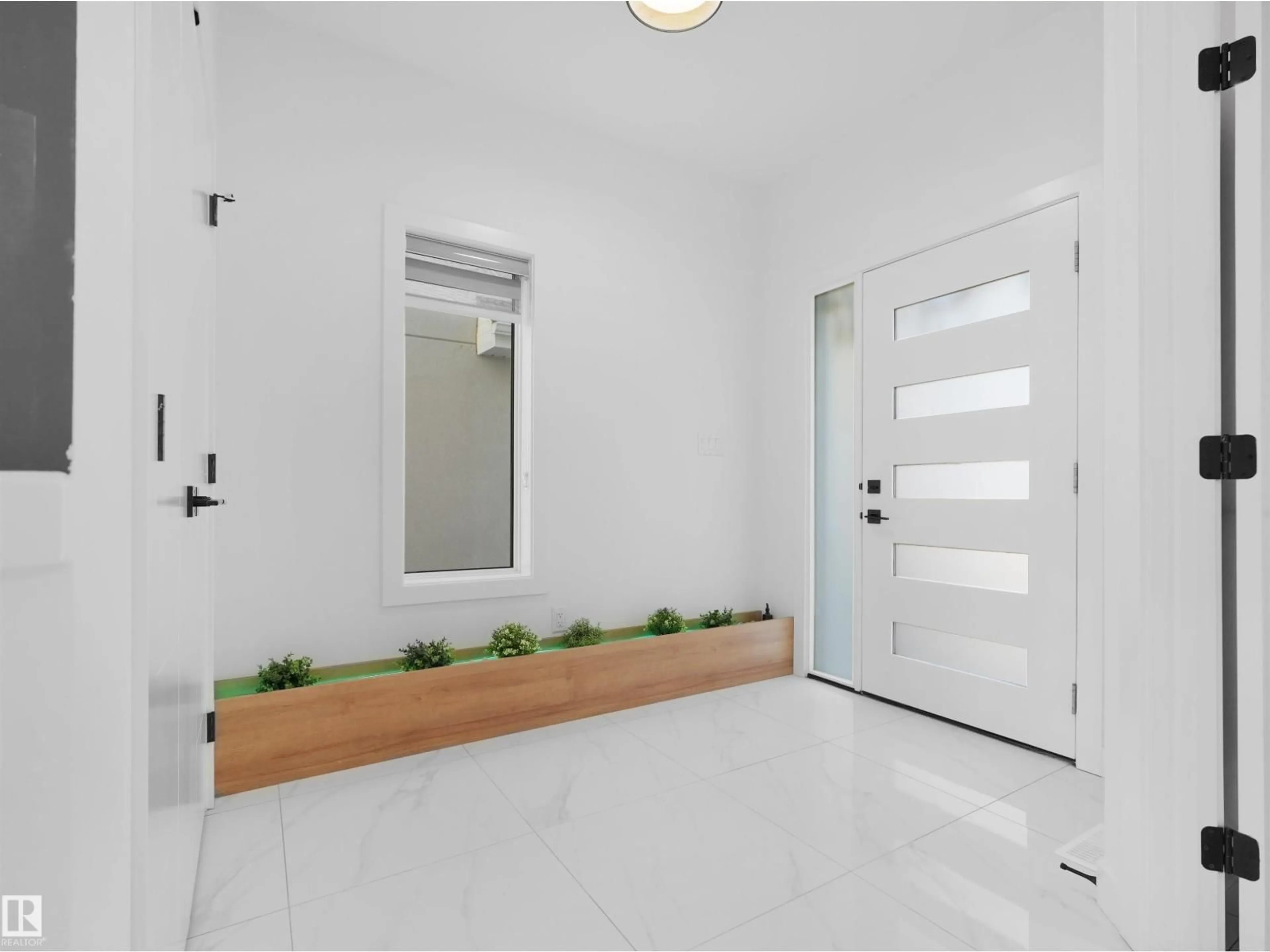 Indoor entryway for NW - 1724 19 ST, Edmonton Alberta T6T2N1