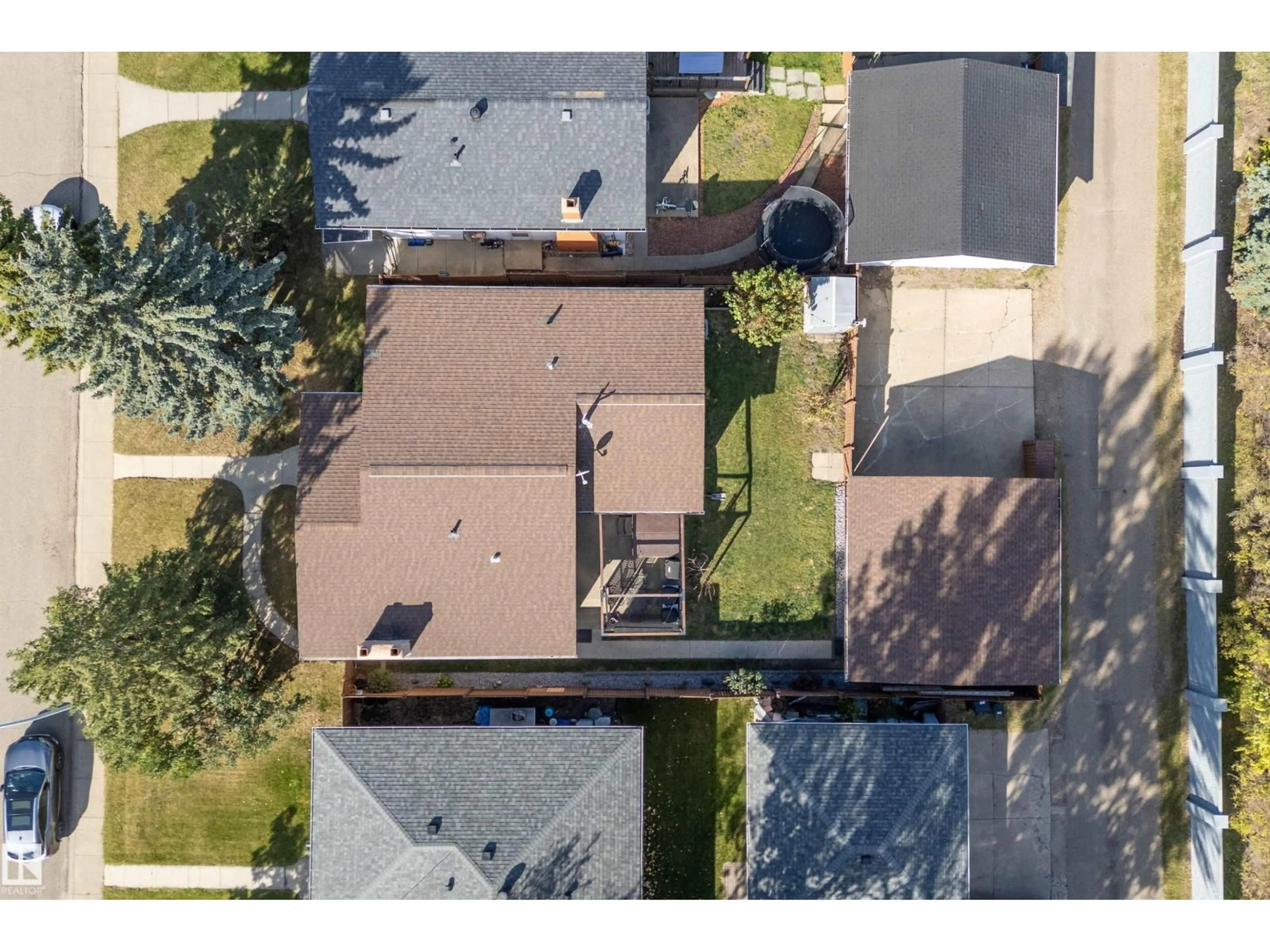 A pic from outside/outdoor area/front of a property/back of a property/a pic from drone, street for 800 LEE RIDGE RD, Edmonton Alberta T6K0P8