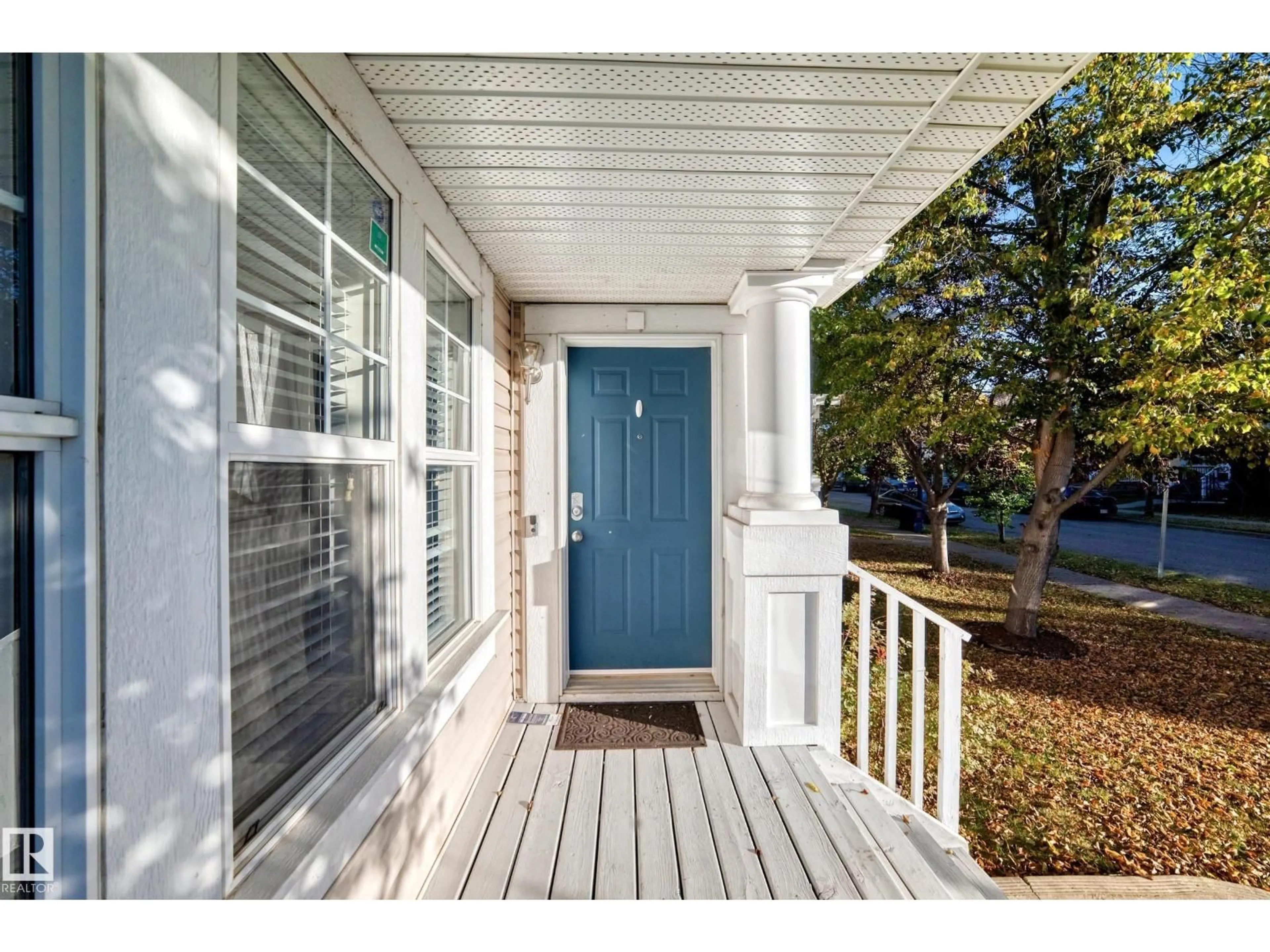 Indoor entryway for 1022 80 ST, Edmonton Alberta T6X1E6