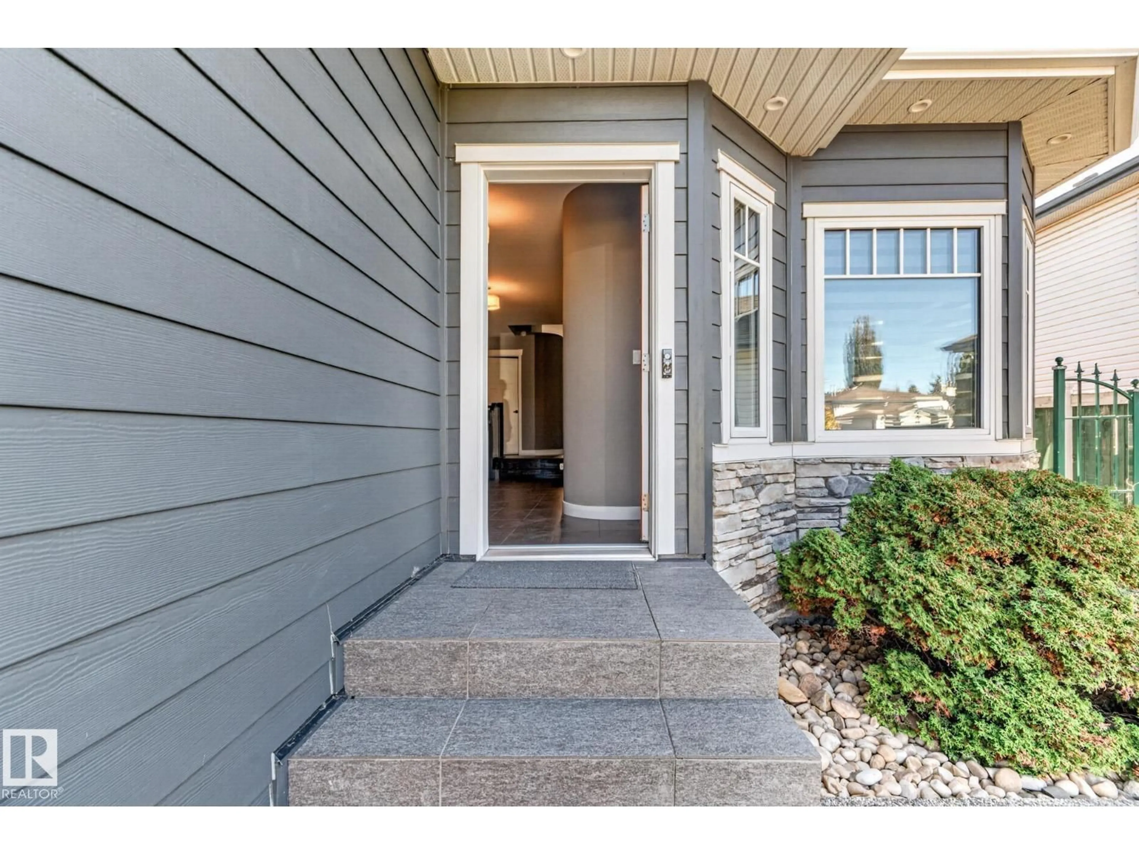Indoor entryway for 131B - 13725 131B AVENUE AVENUE, Edmonton Alberta T5L5A1