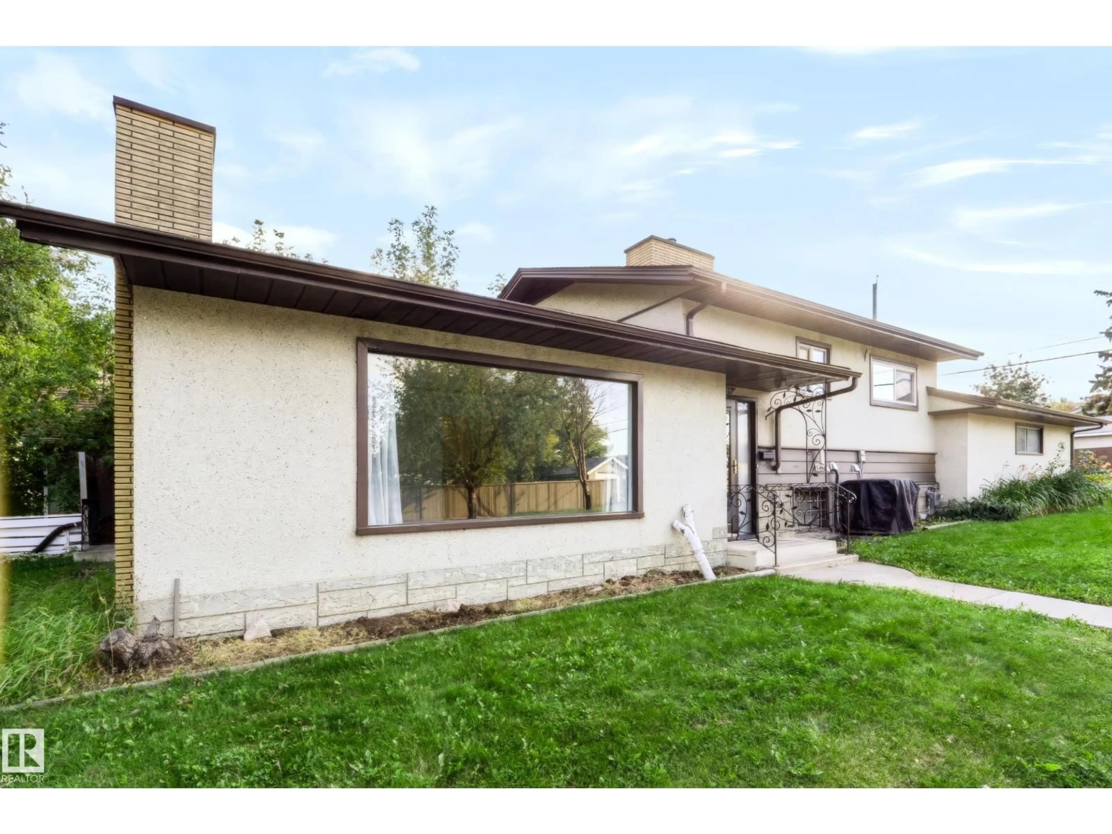 Home with vinyl exterior material, street for 5303 119 AV, Edmonton Alberta T5W1H8
