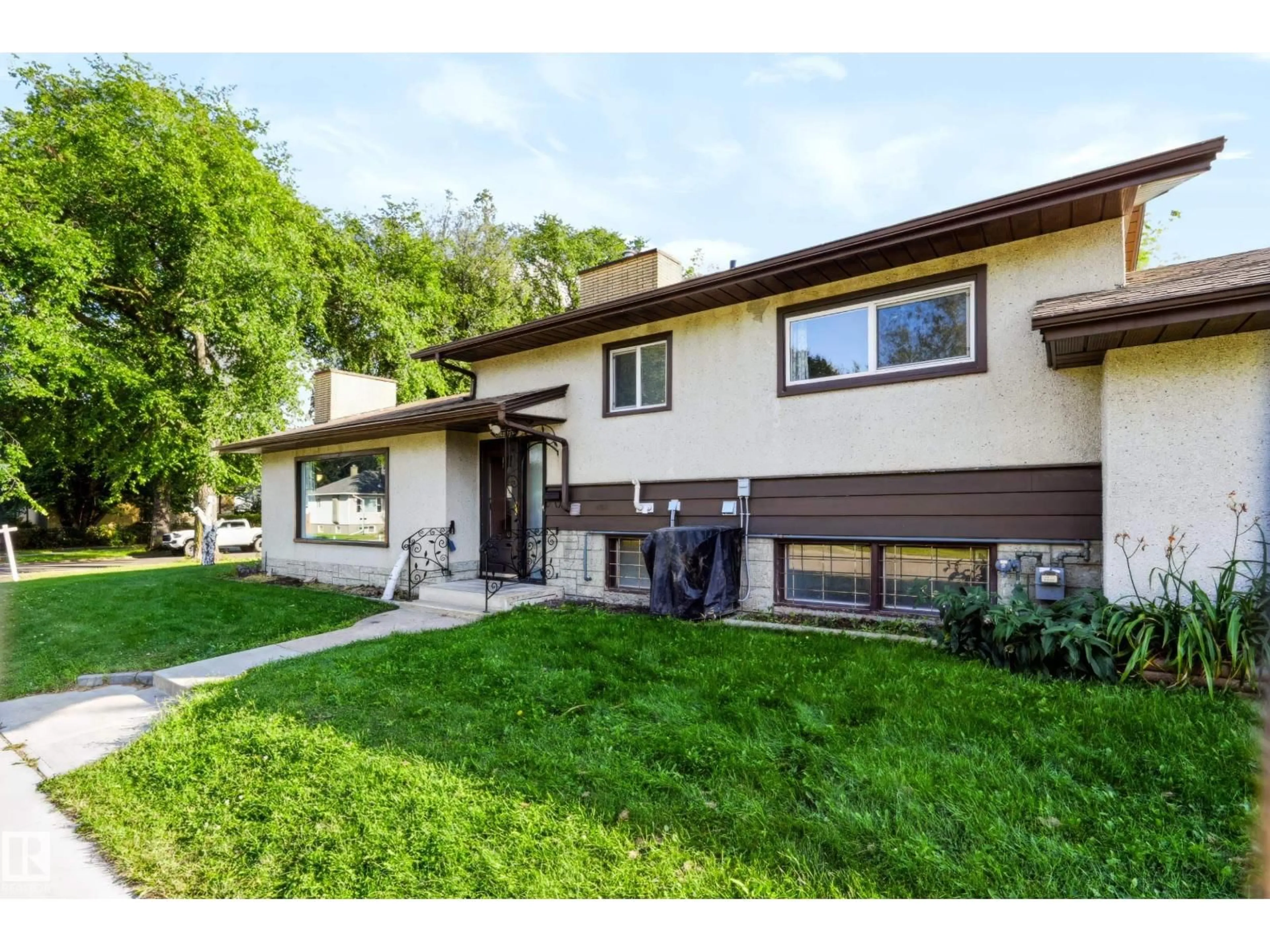 Home with vinyl exterior material, street for 5303 119 AV, Edmonton Alberta T5W1H8