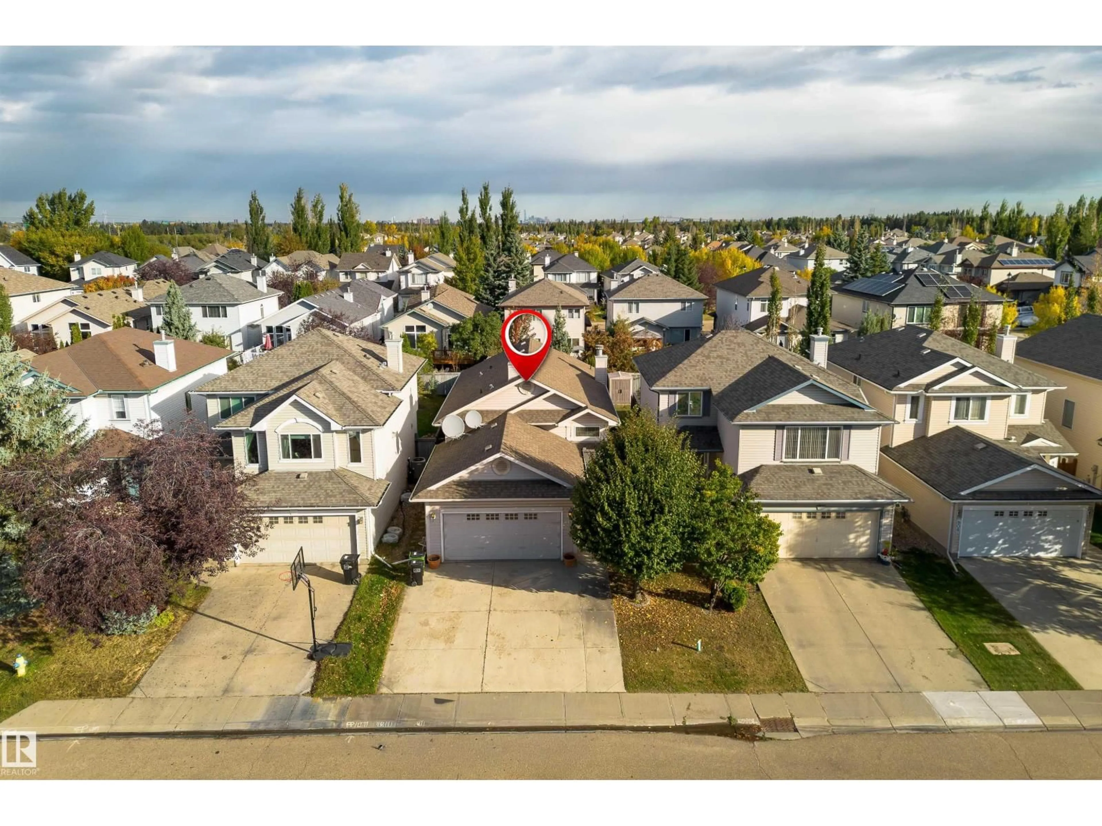 A pic from outside/outdoor area/front of a property/back of a property/a pic from drone, street for SW - 812 BARNES LINK LI, Edmonton Alberta T6W1E8