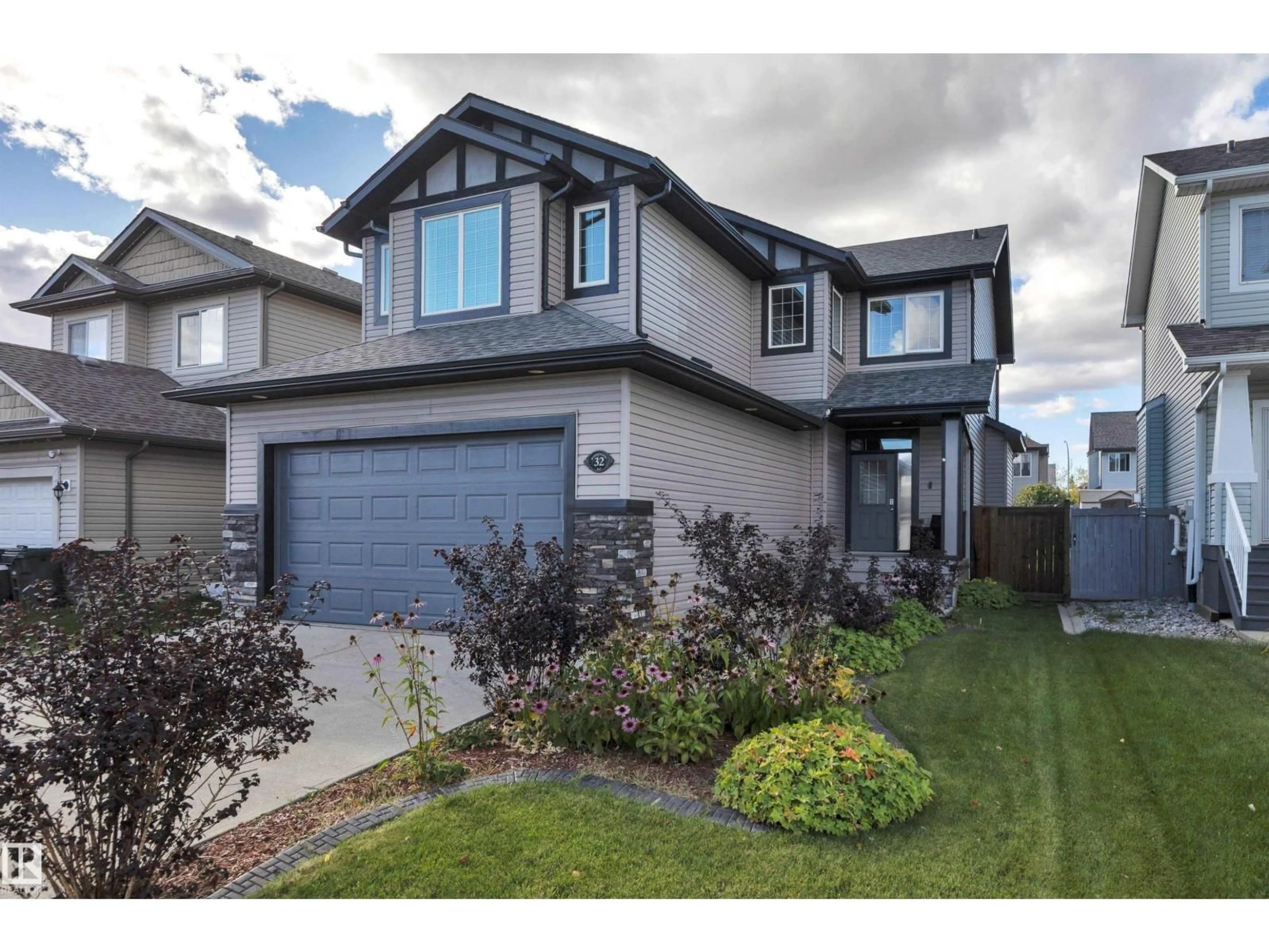 Home with vinyl exterior material, street for 32 HARRINGTON BA, Spruce Grove Alberta T7X0G7
