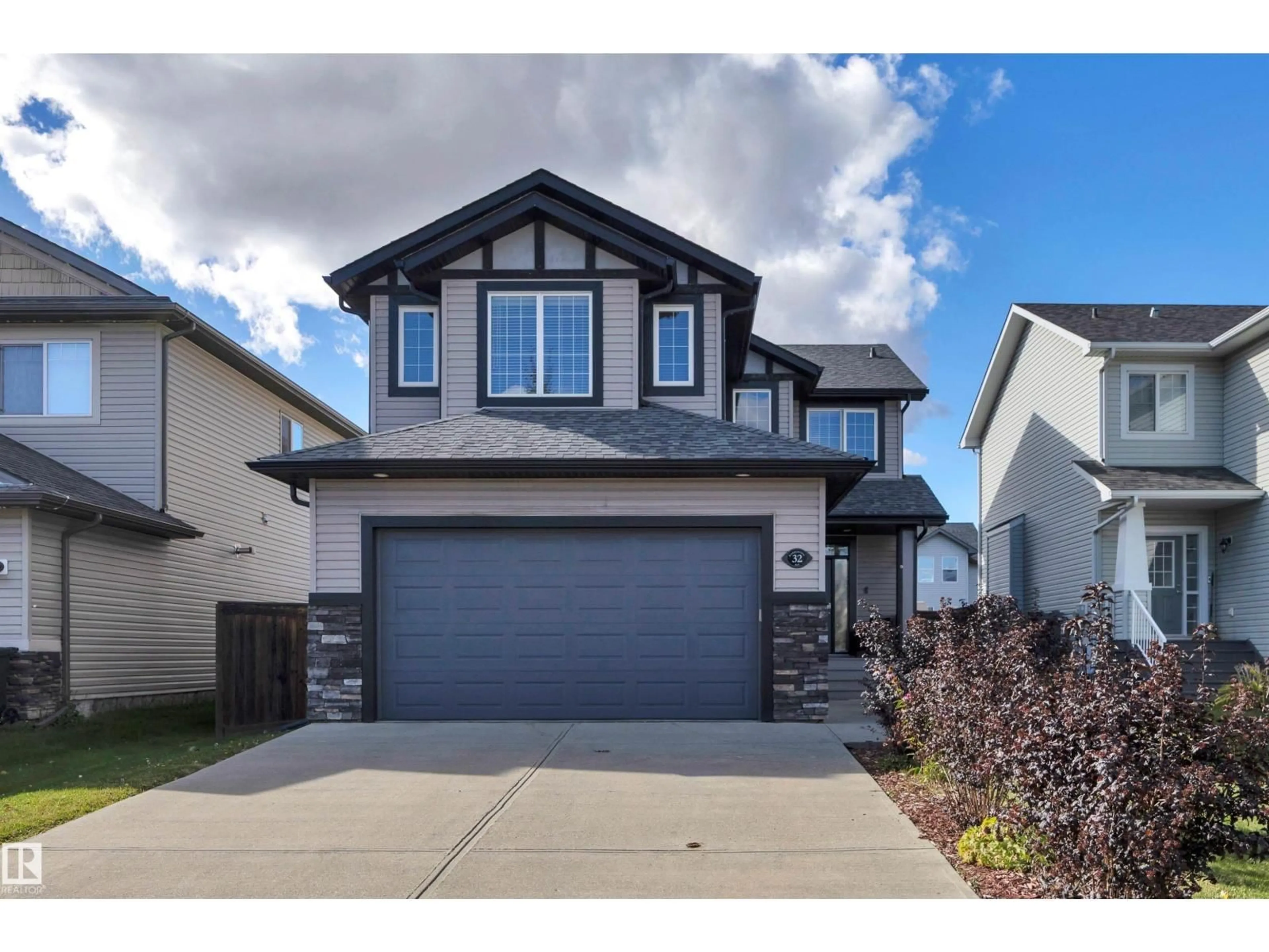 Home with vinyl exterior material, street for 32 HARRINGTON BA, Spruce Grove Alberta T7X0G7