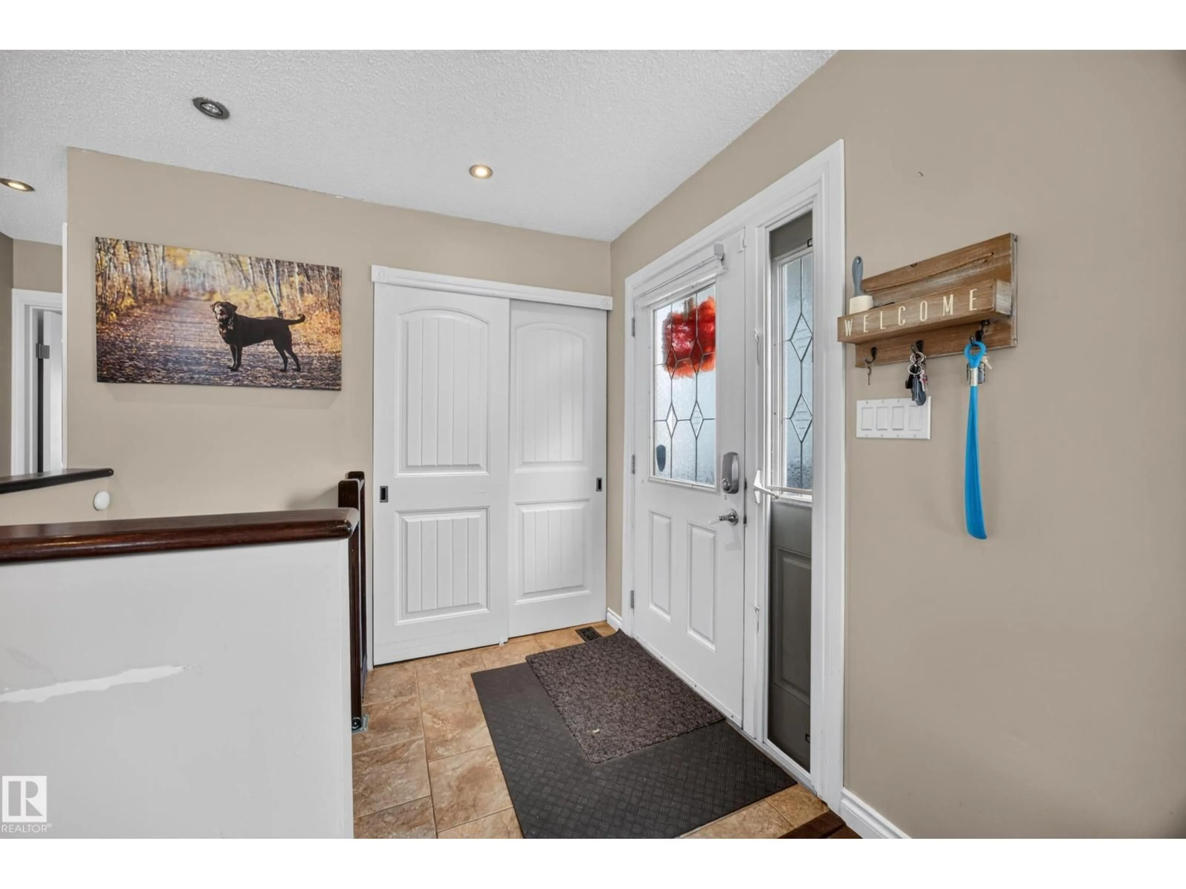 Indoor entryway for 51 CHUNGO DR, Devon Alberta T9G1T6
