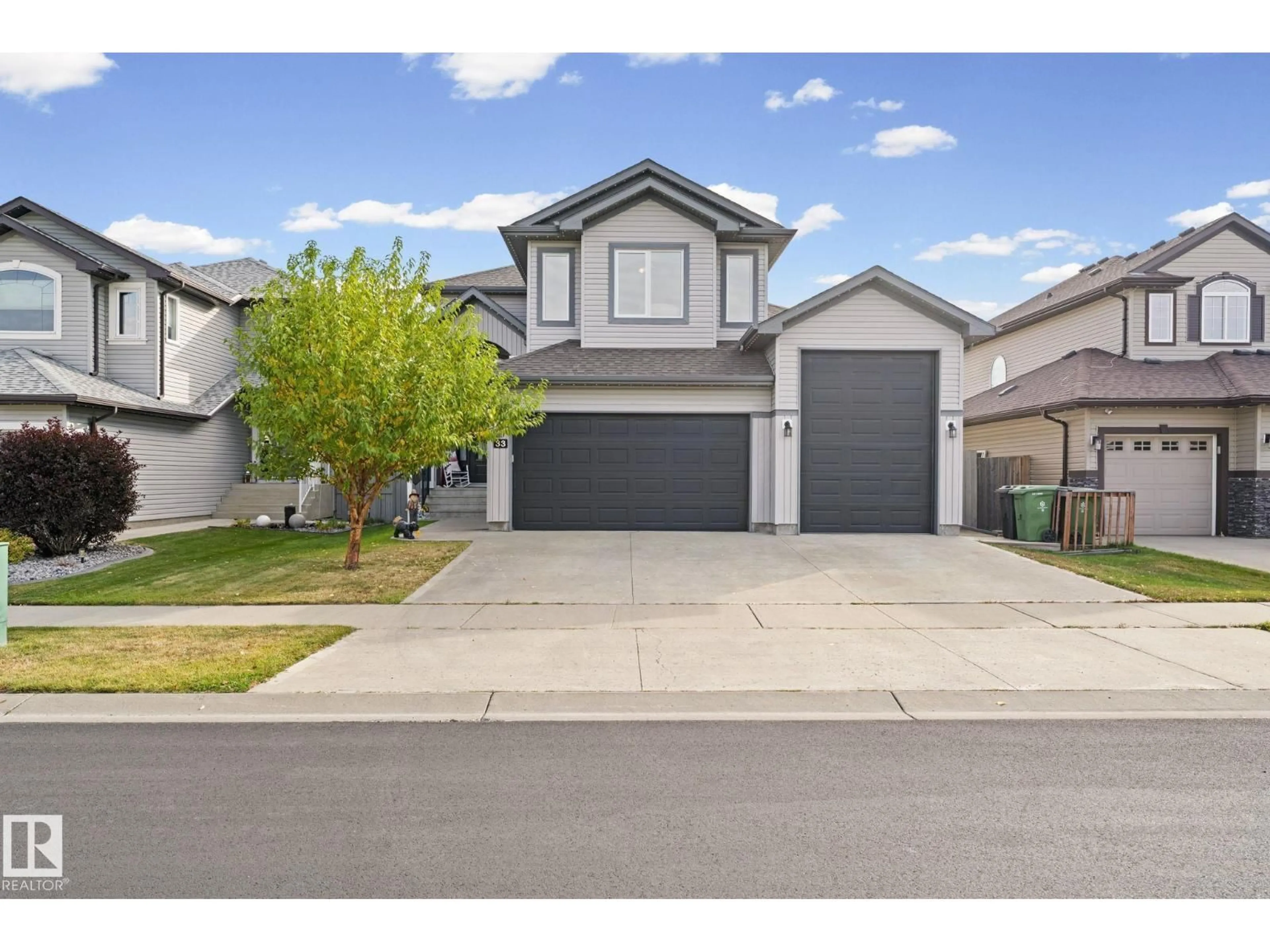 Home with vinyl exterior material, street for 33 COTTONWOOD CR, Fort Saskatchewan Alberta T8L0H8