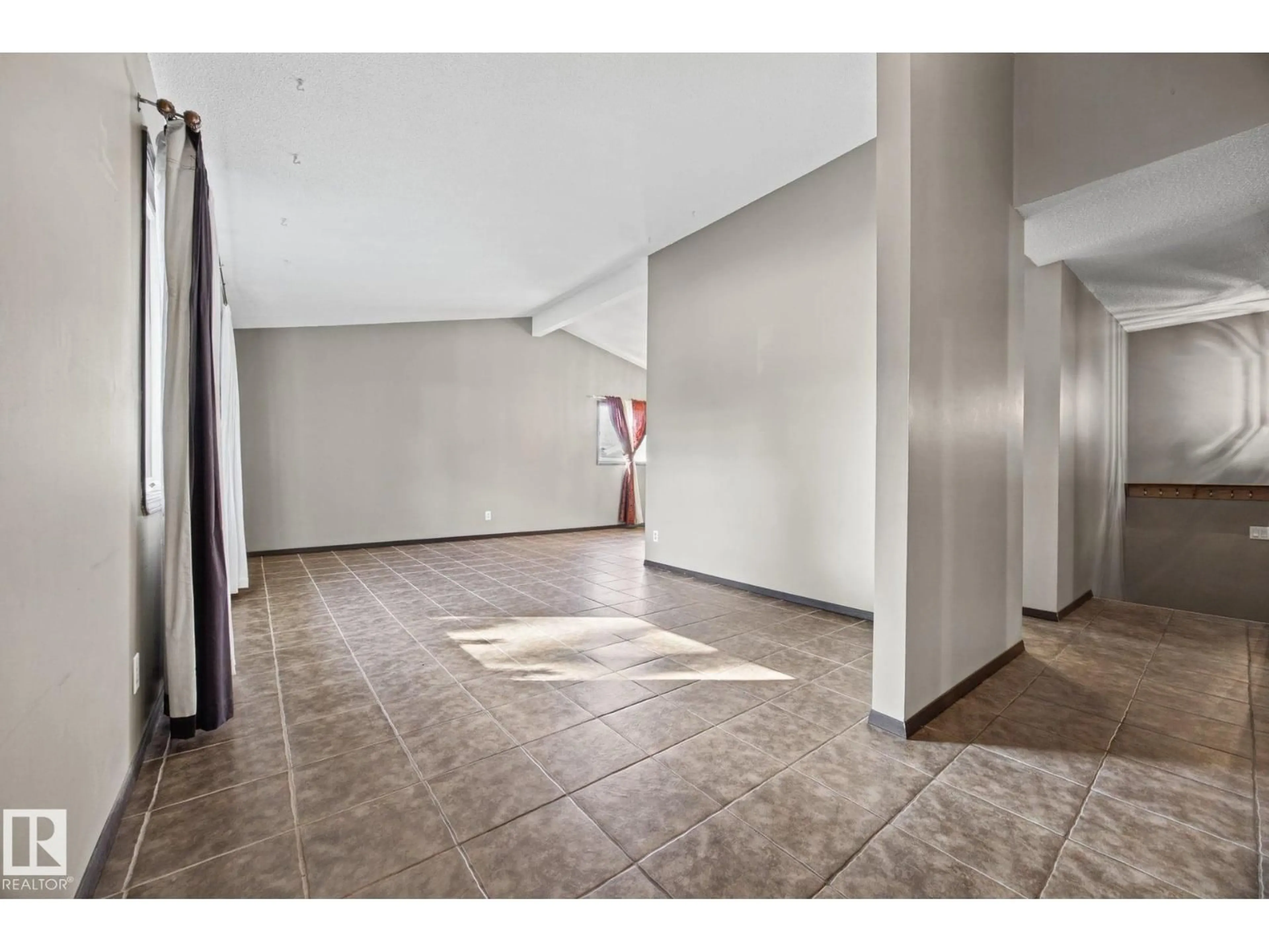 Indoor foyer for 38 RAVEN DR, Sherwood Park Alberta T8A0C7