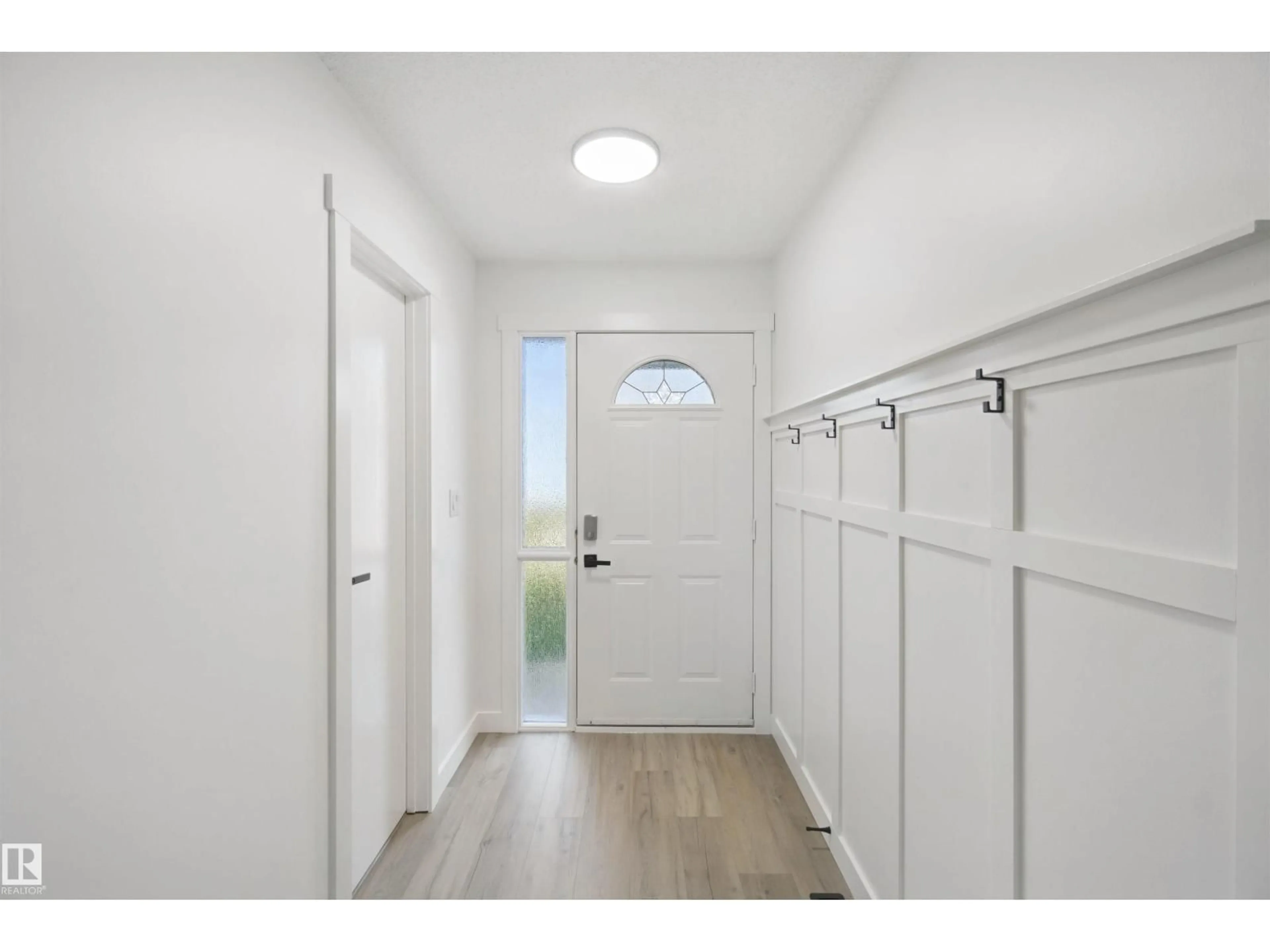 Indoor entryway for 17041 100 ST, Edmonton Alberta T5X4R8