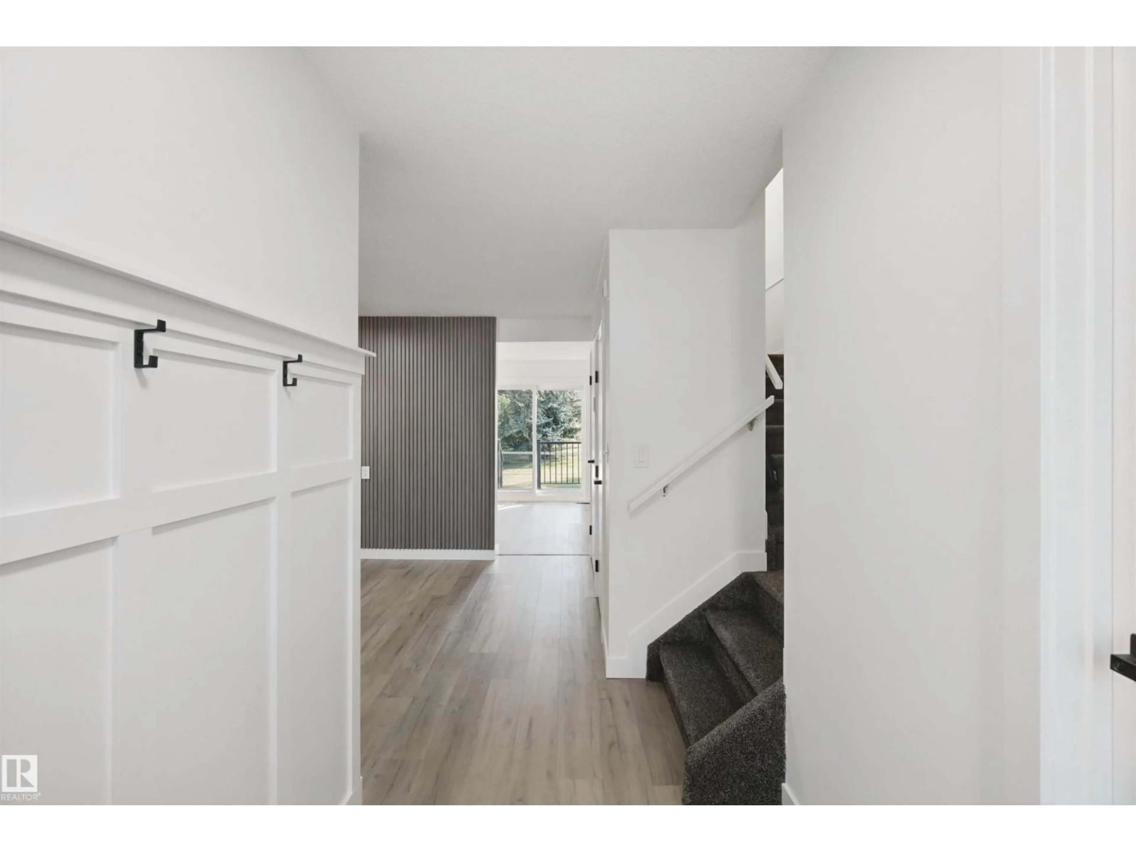 Indoor entryway for 17041 100 ST, Edmonton Alberta T5X4R8