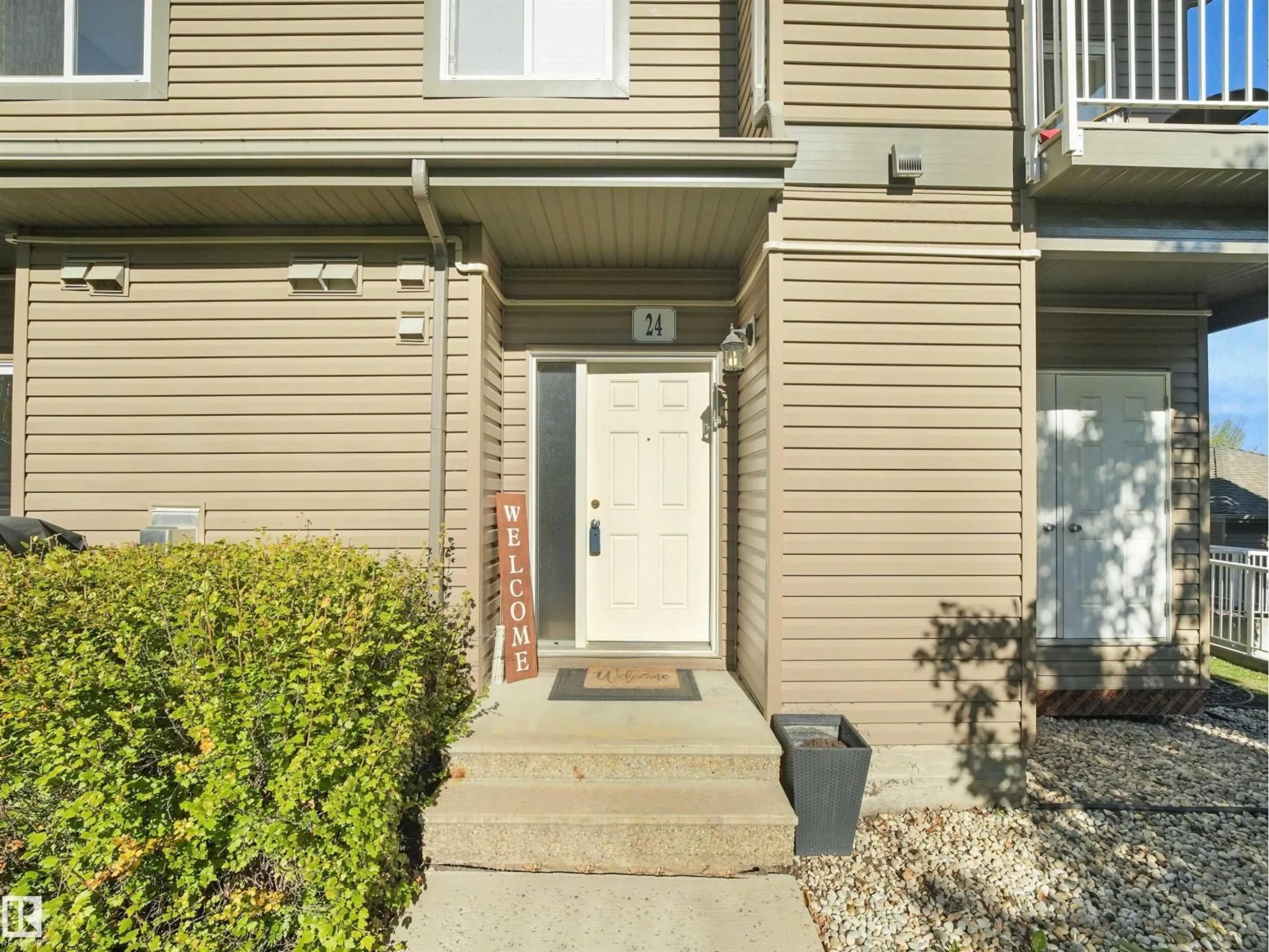 Indoor entryway for 30 - 24 OAK VISTA DR, St. Albert Alberta T8N3T1