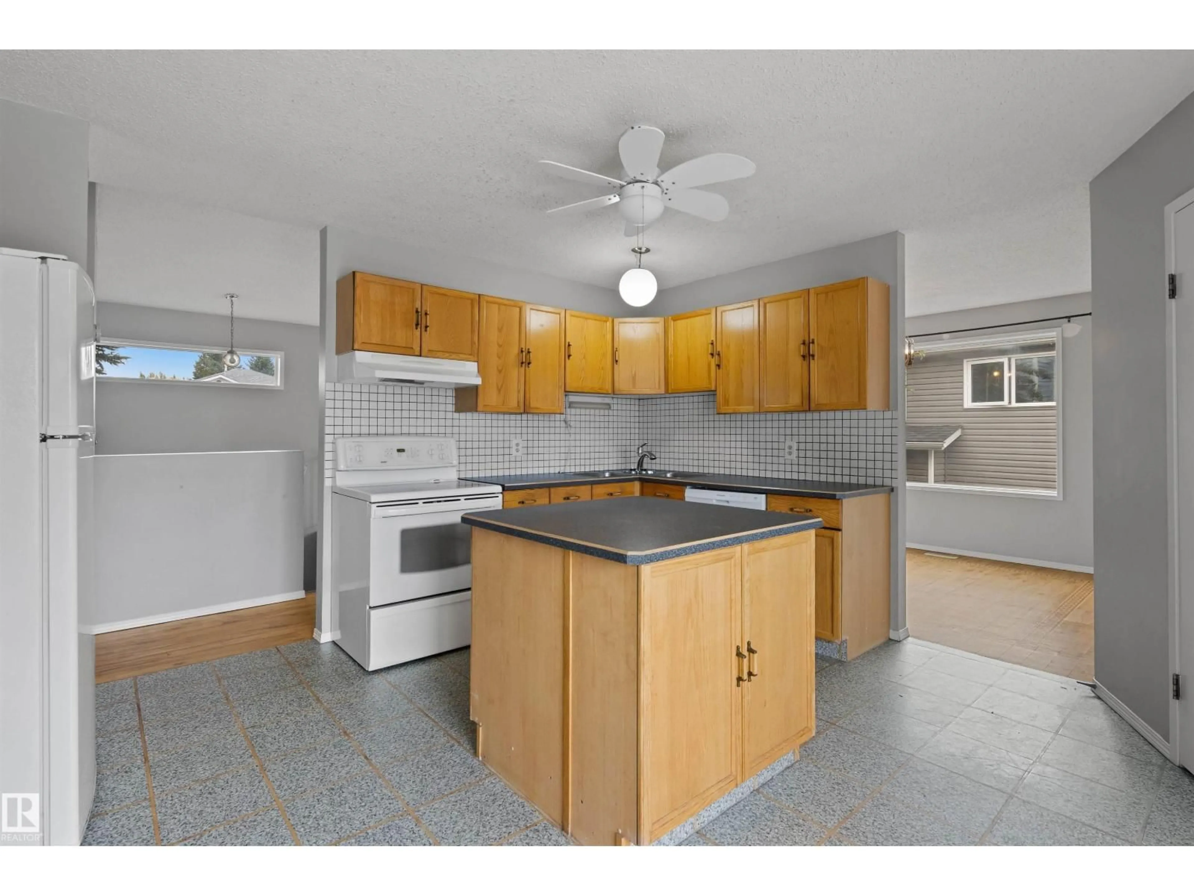Standard kitchen, unknown for 4105 44 AV, Stony Plain Alberta T7Z1K3
