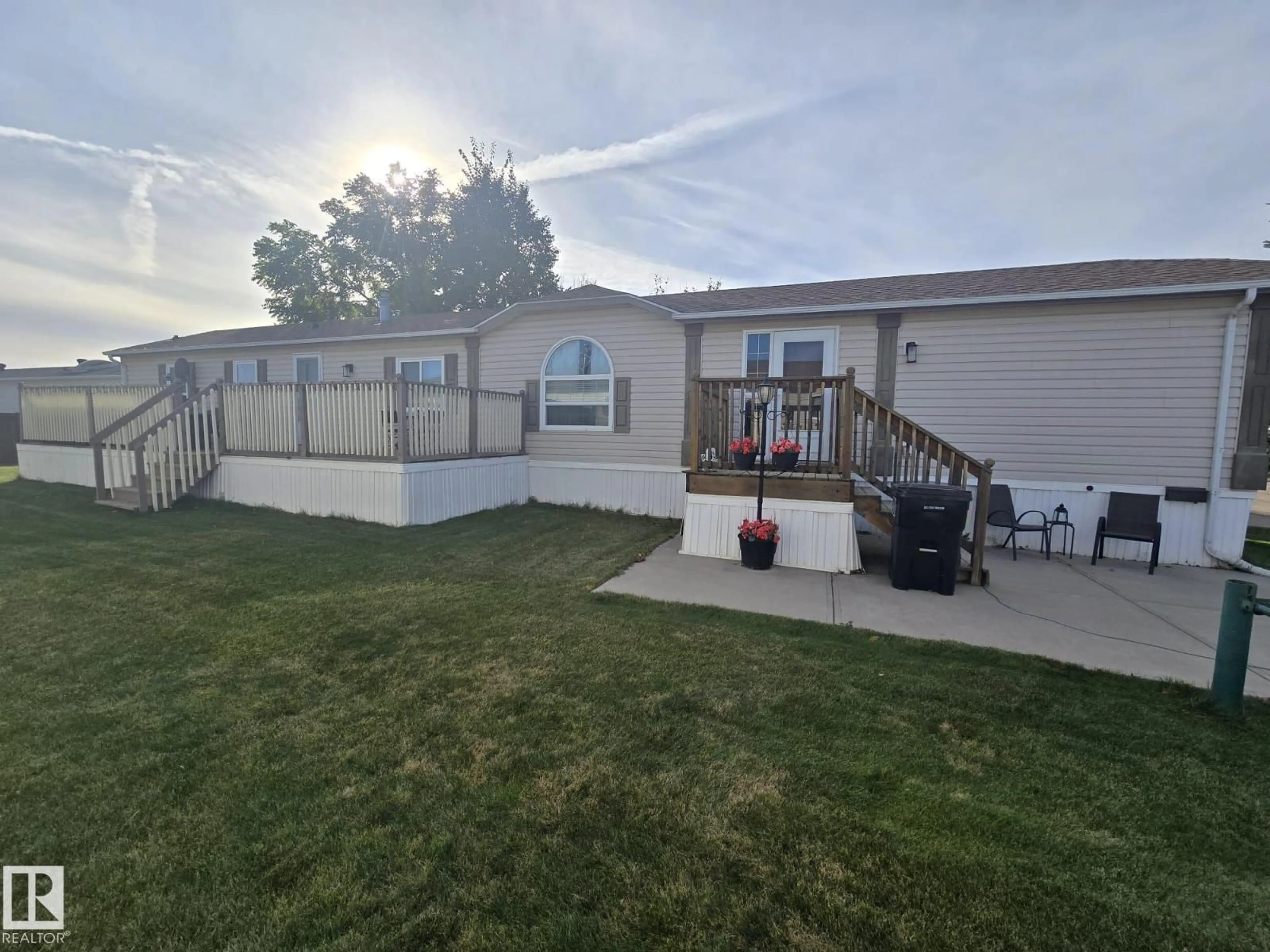 A pic from outside/outdoor area/front of a property/back of a property/a pic from drone, unknown for 3213 LAKEWOOD CLOSE, Edmonton Alberta T5S1T5
