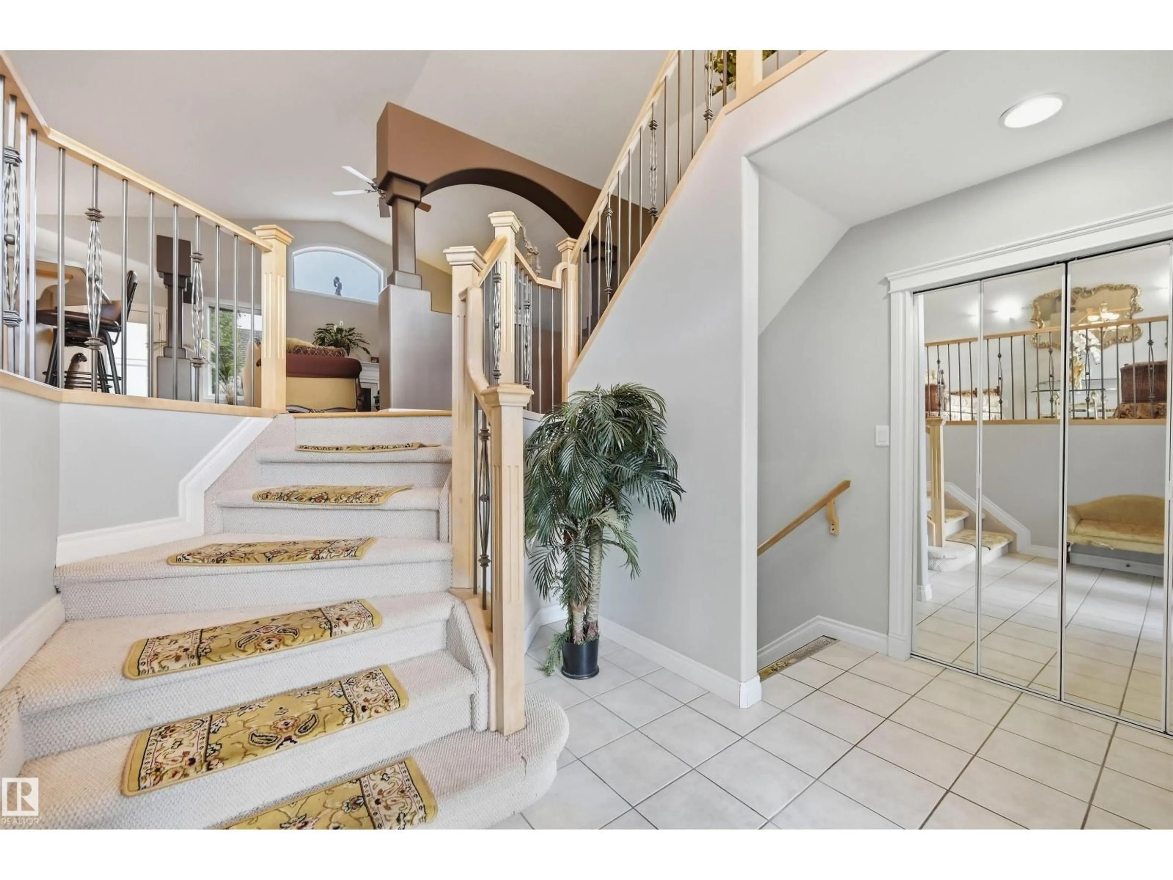 Indoor foyer for 764 HALIBURTON CR, Edmonton Alberta T6R2Z8