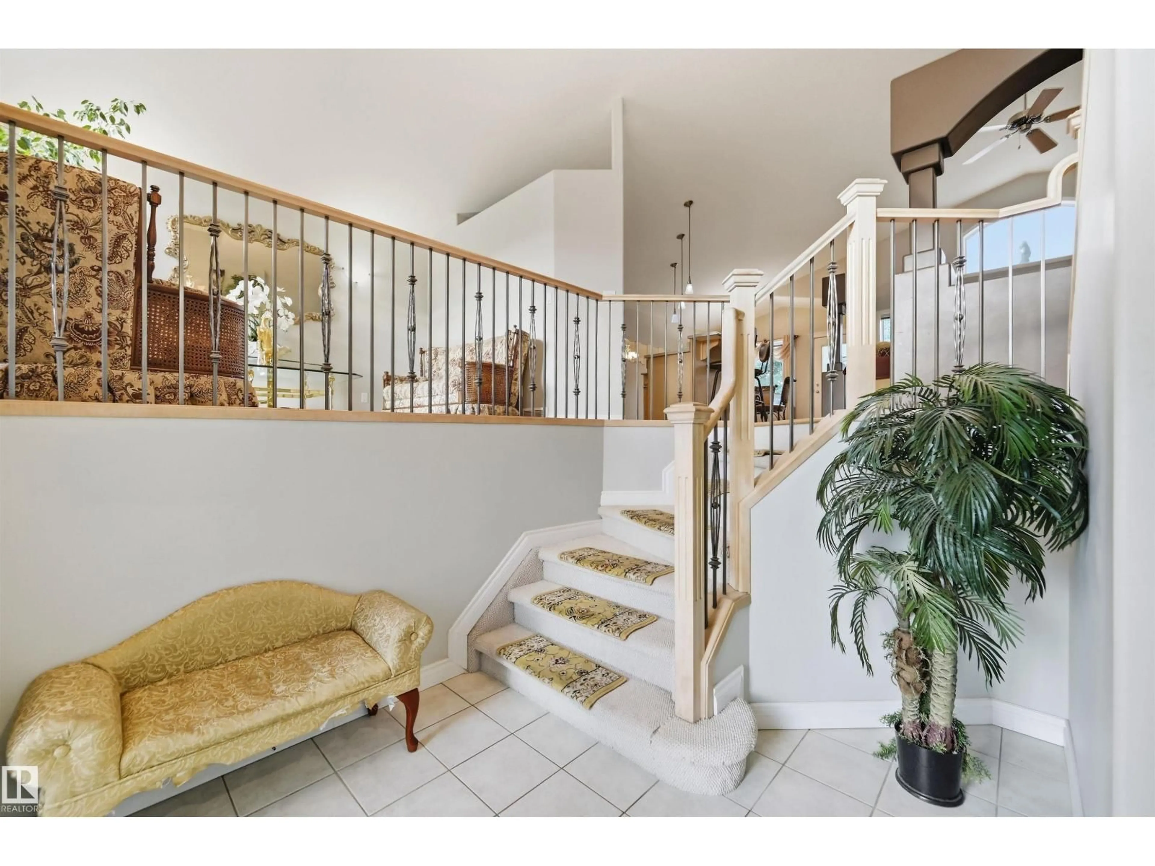 Indoor foyer for 764 HALIBURTON CR, Edmonton Alberta T6R2Z8