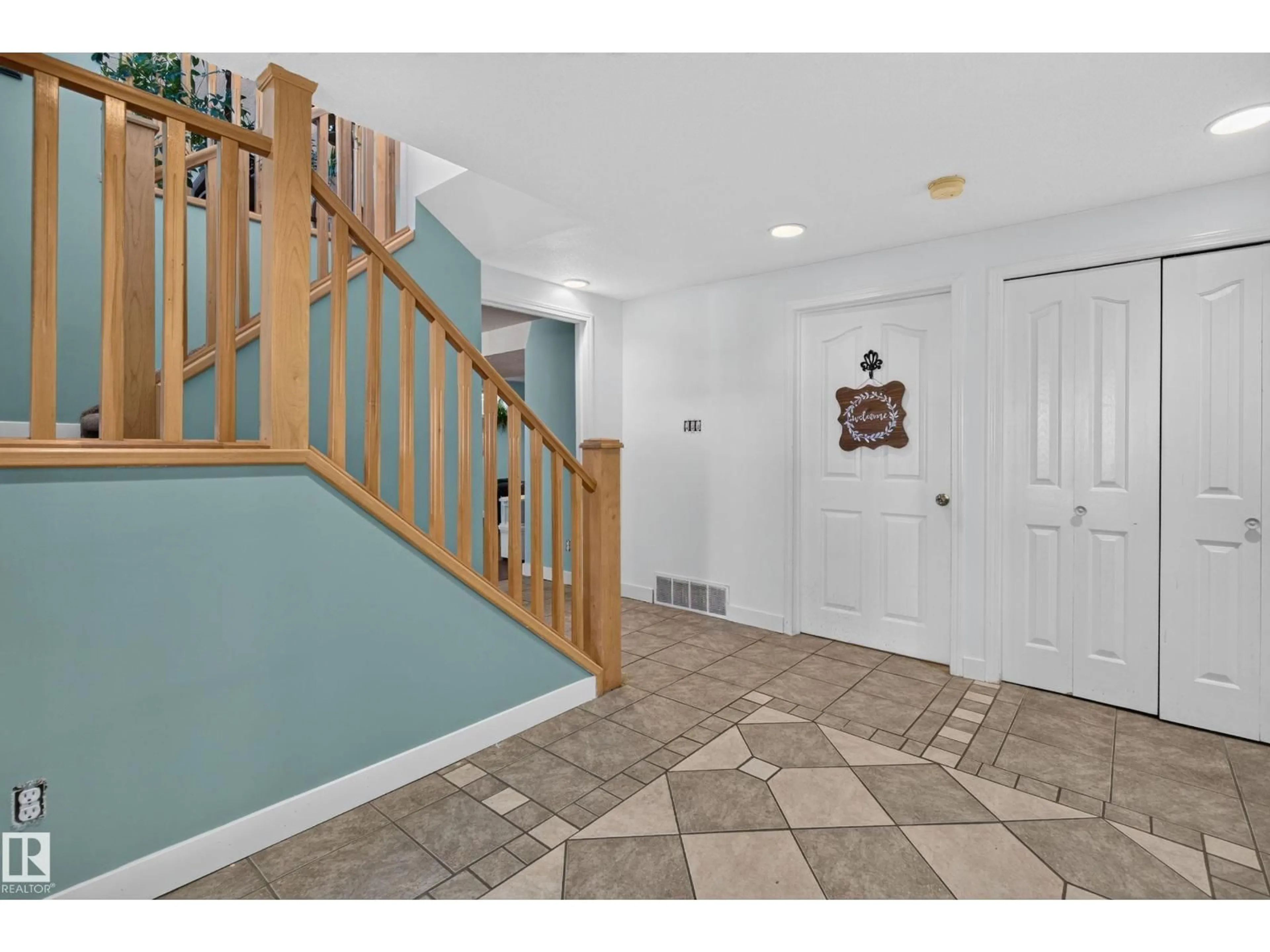 Indoor entryway for 116 LAKESHORE DRIVE, Rural Lac Ste. Anne County Alberta T0E1V0