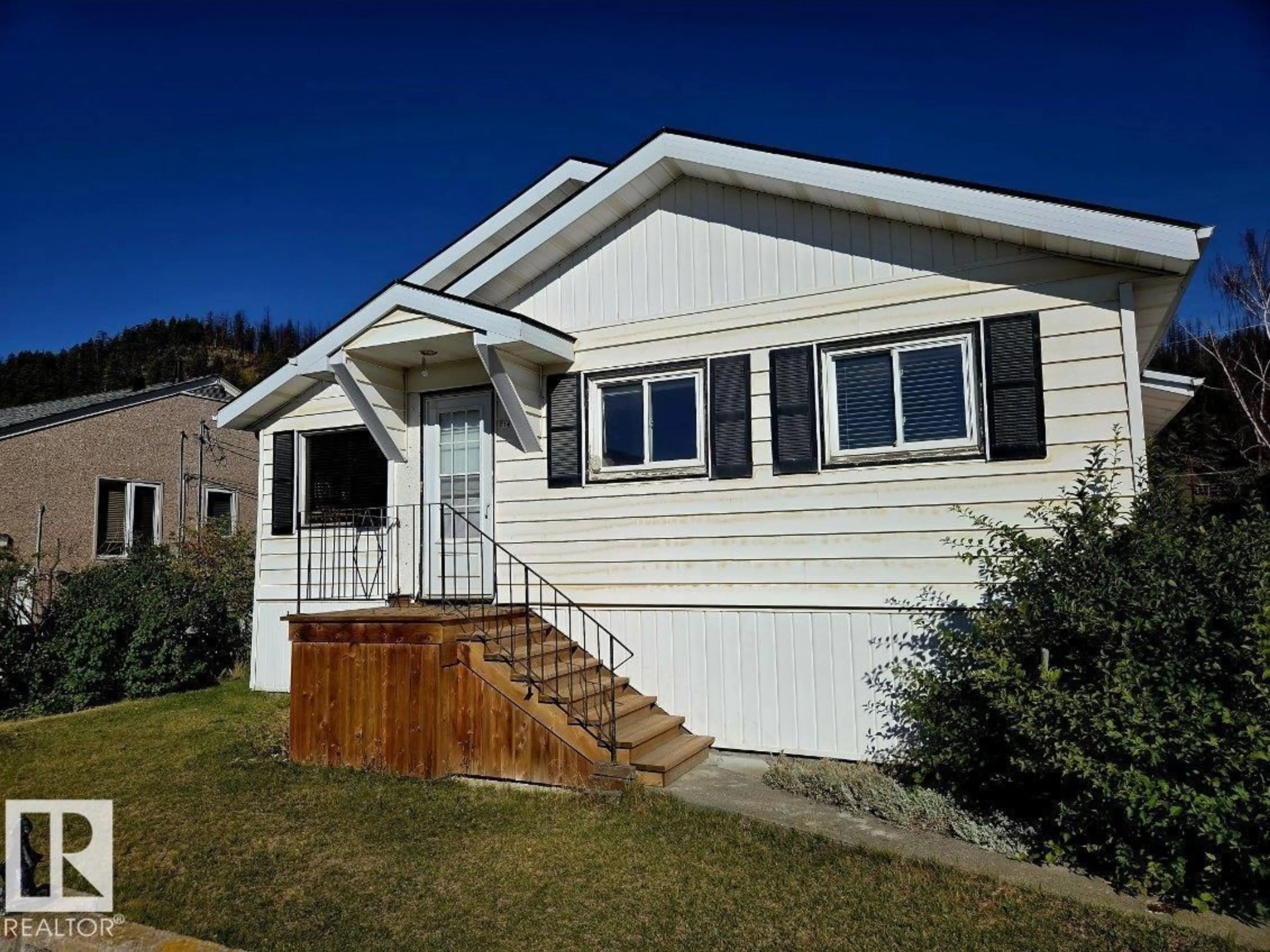 Home with vinyl exterior material, street for 814 TURRET ST, Jasper Alberta T0E0A8