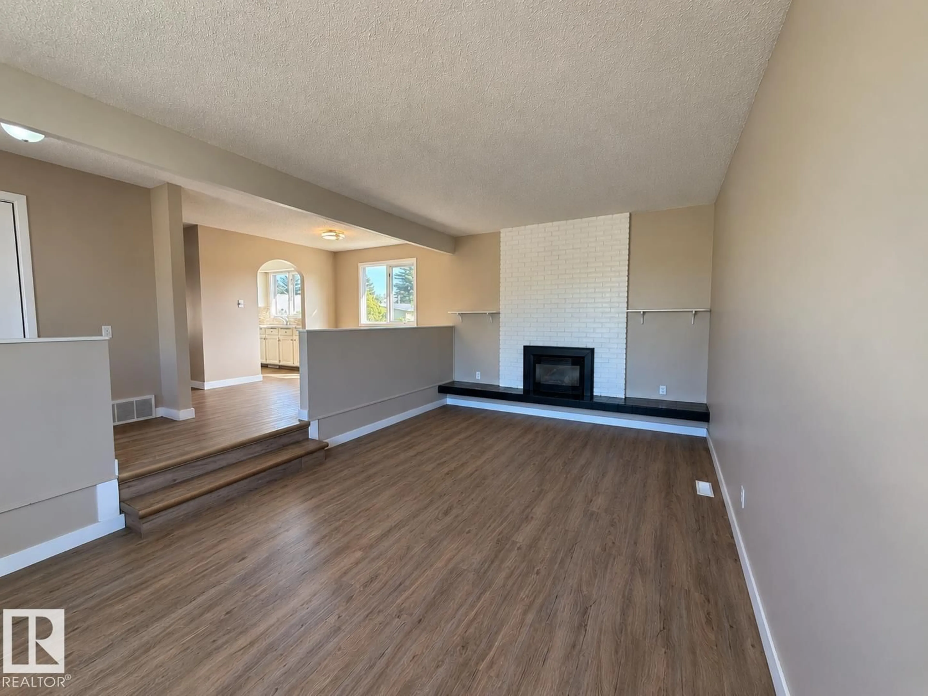 A pic of a room for 10439 36A AVE, Edmonton Alberta T6J2H7