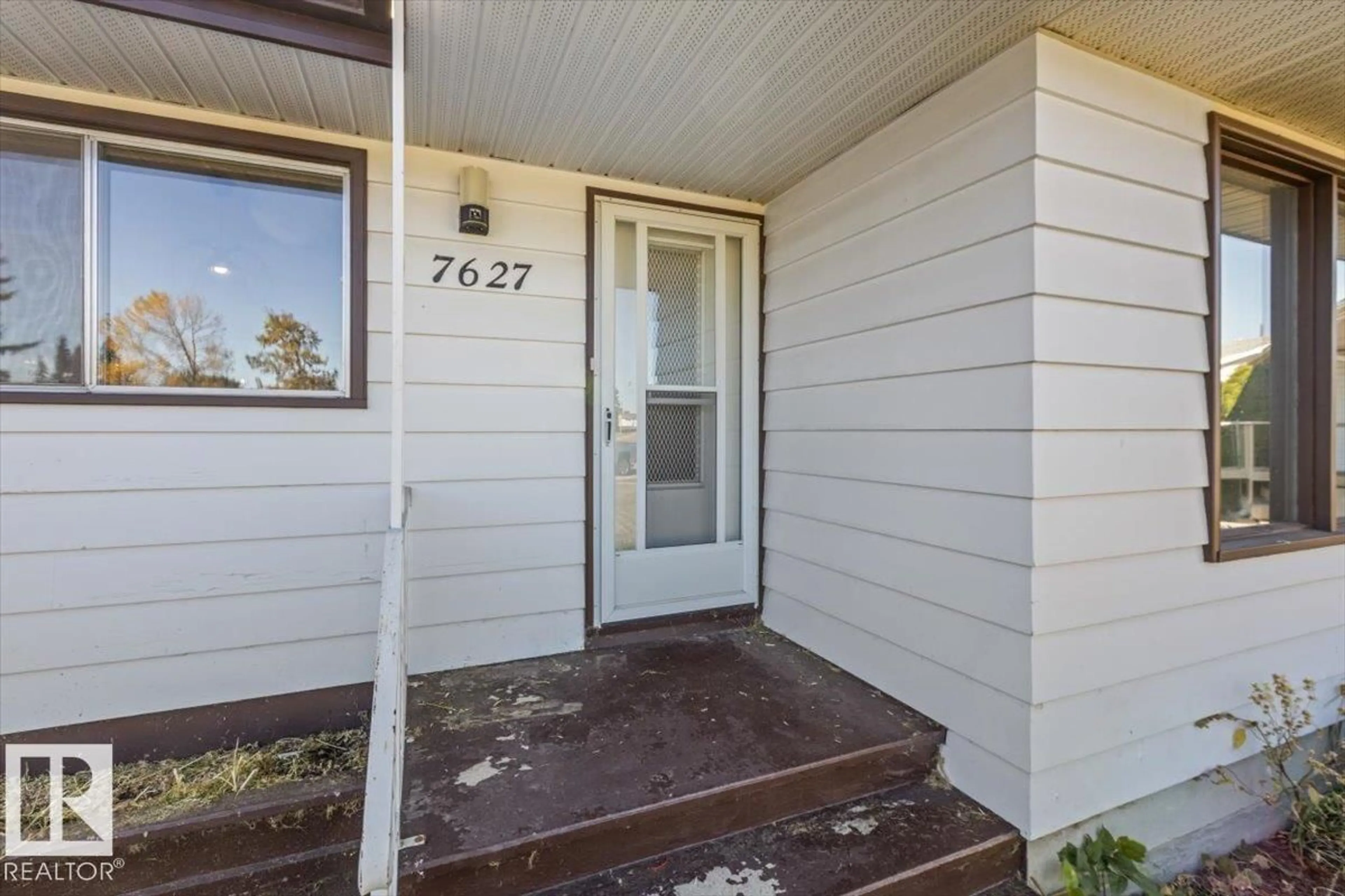 Indoor entryway for 7627 128A AV, Edmonton Alberta T5C1V1