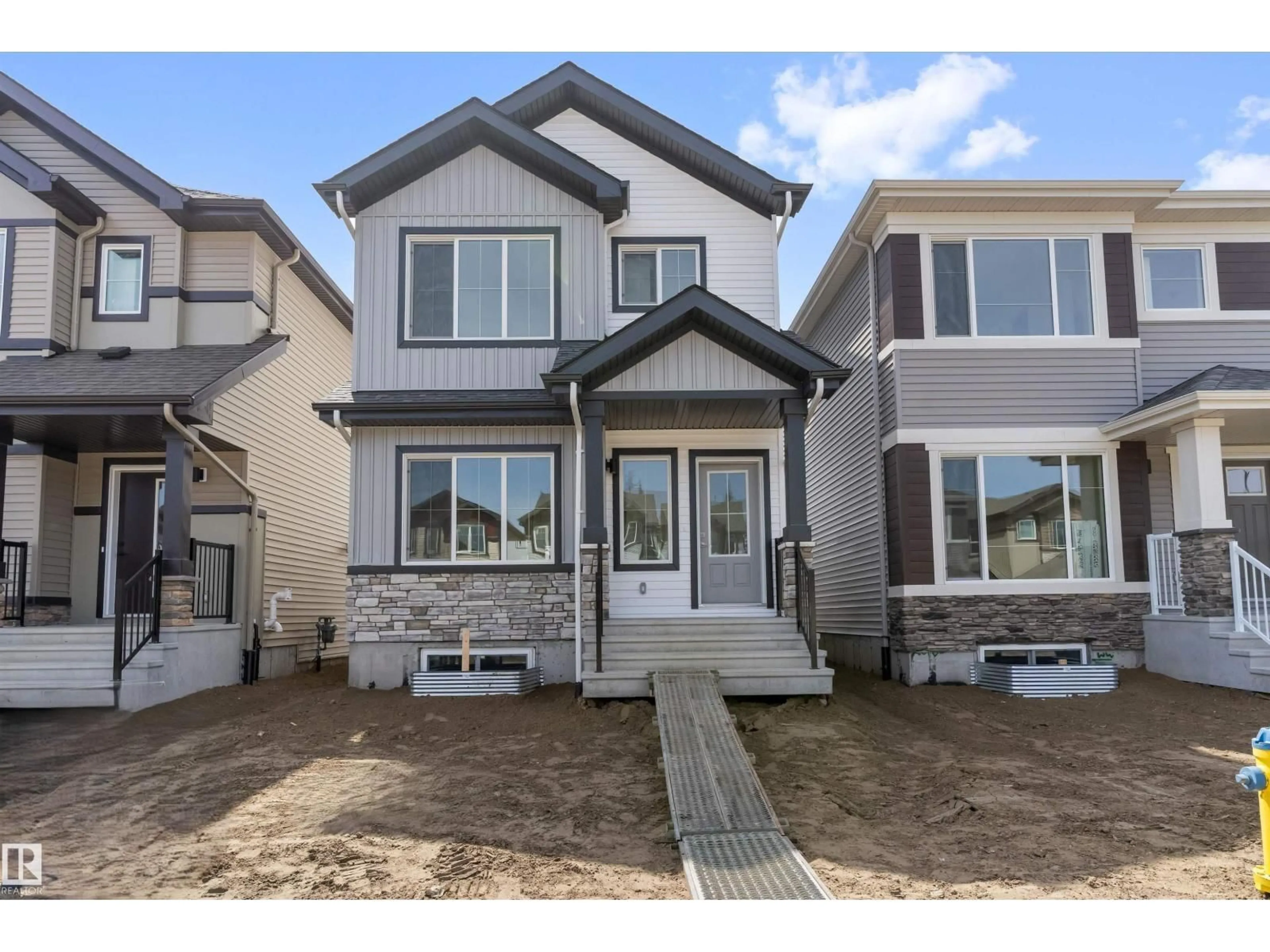 Home with vinyl exterior material, street for 20635 43 AV, Edmonton Alberta T6M3E3