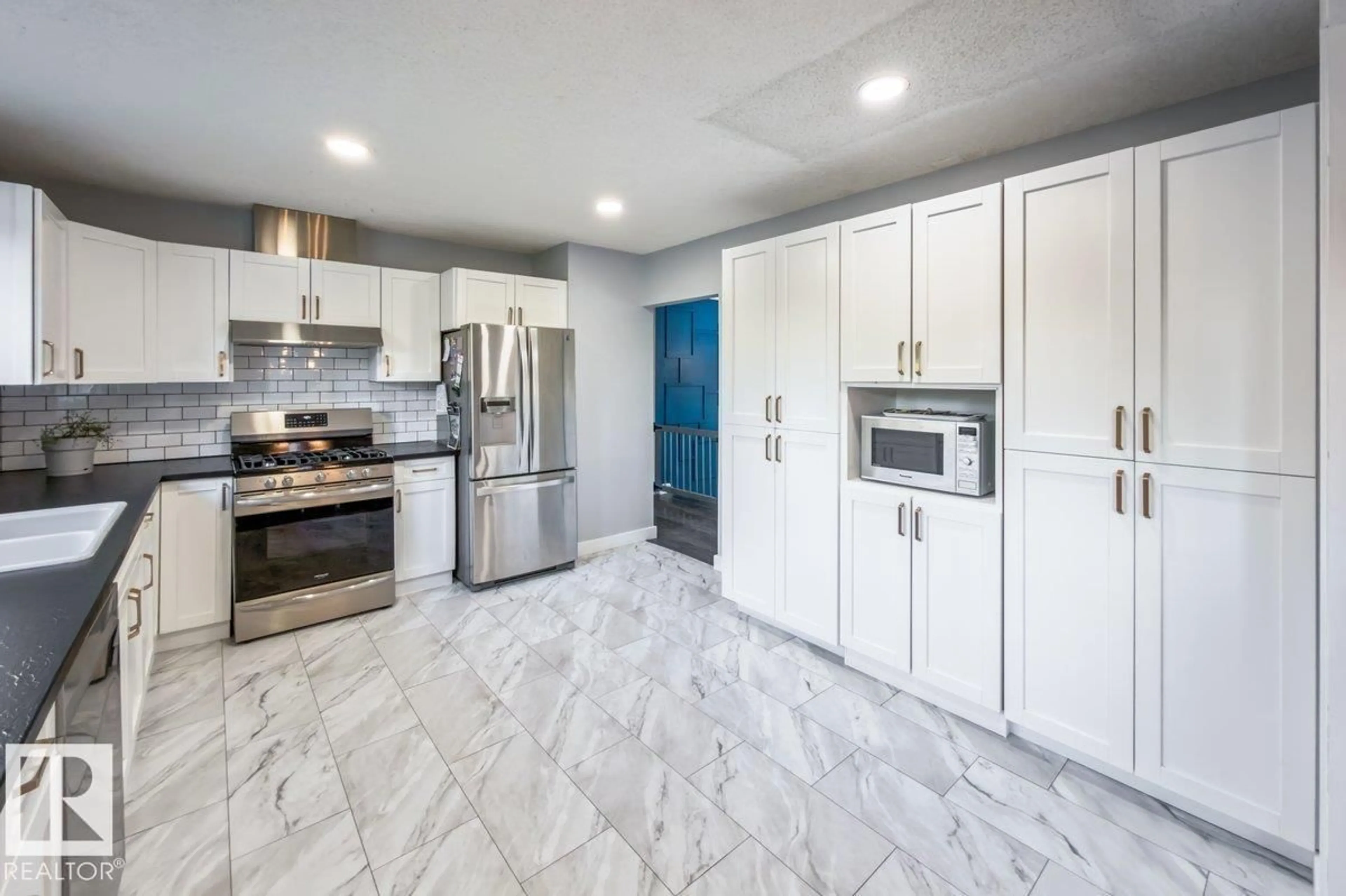 Contemporary kitchen, ceramic/tile floor for 55 GLADSTONE CR, St. Albert Alberta T8N0W6