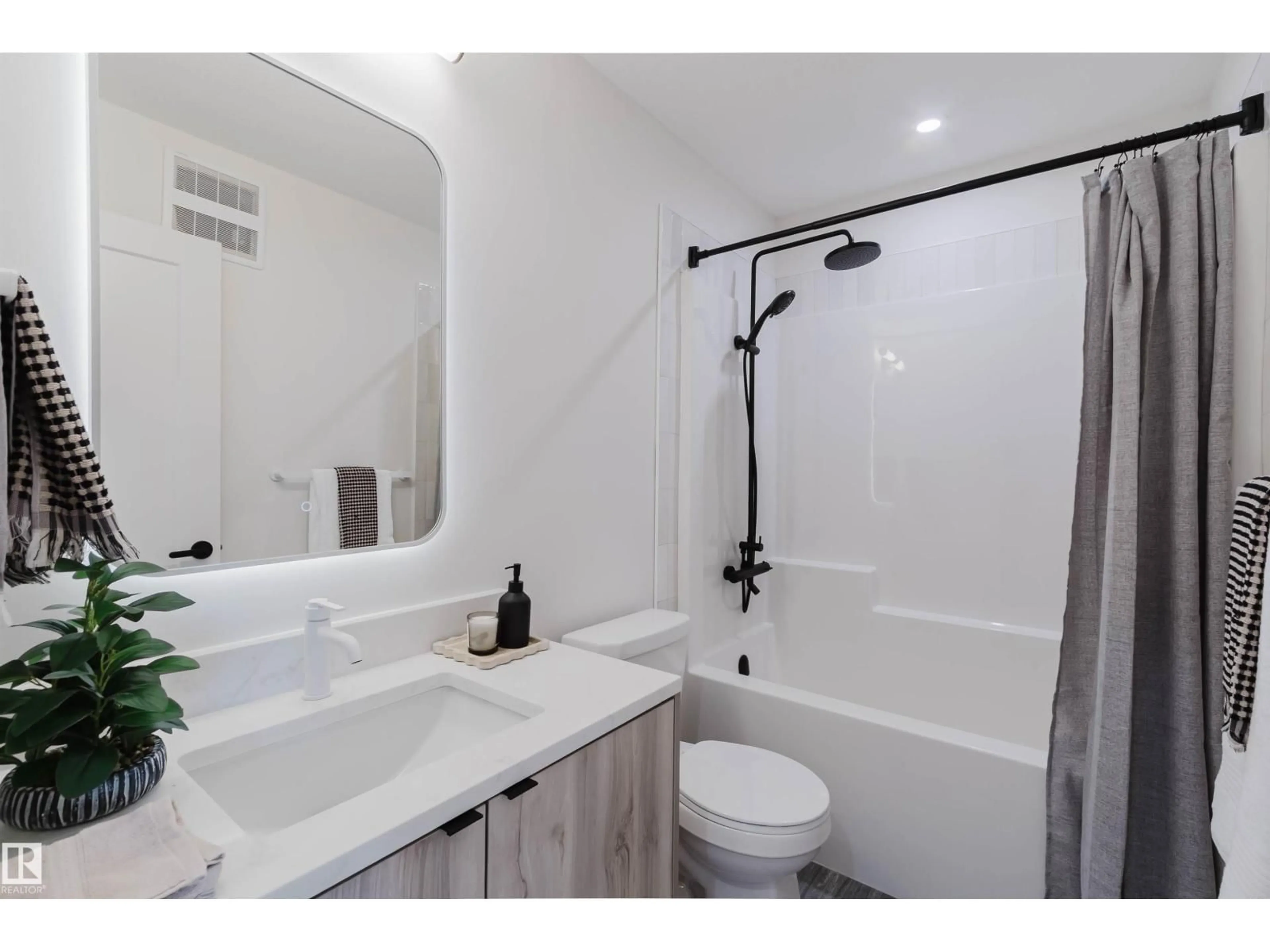 Standard bathroom, ceramic/tile floor for SW - 8303 KIRIAK LO, Edmonton Alberta T6W5S2