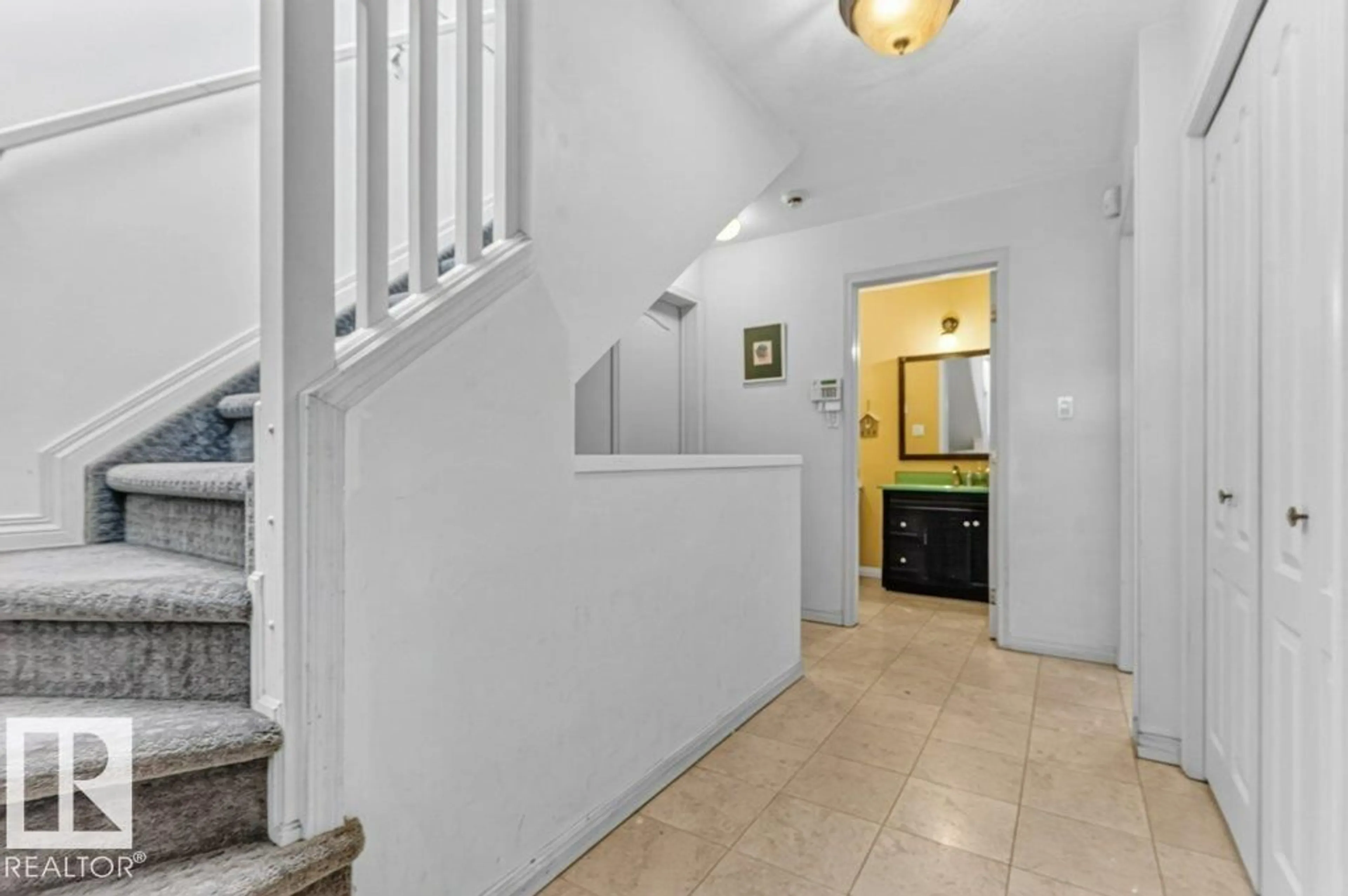 Indoor foyer for 11412 102 AV, Edmonton Alberta T5K0P9