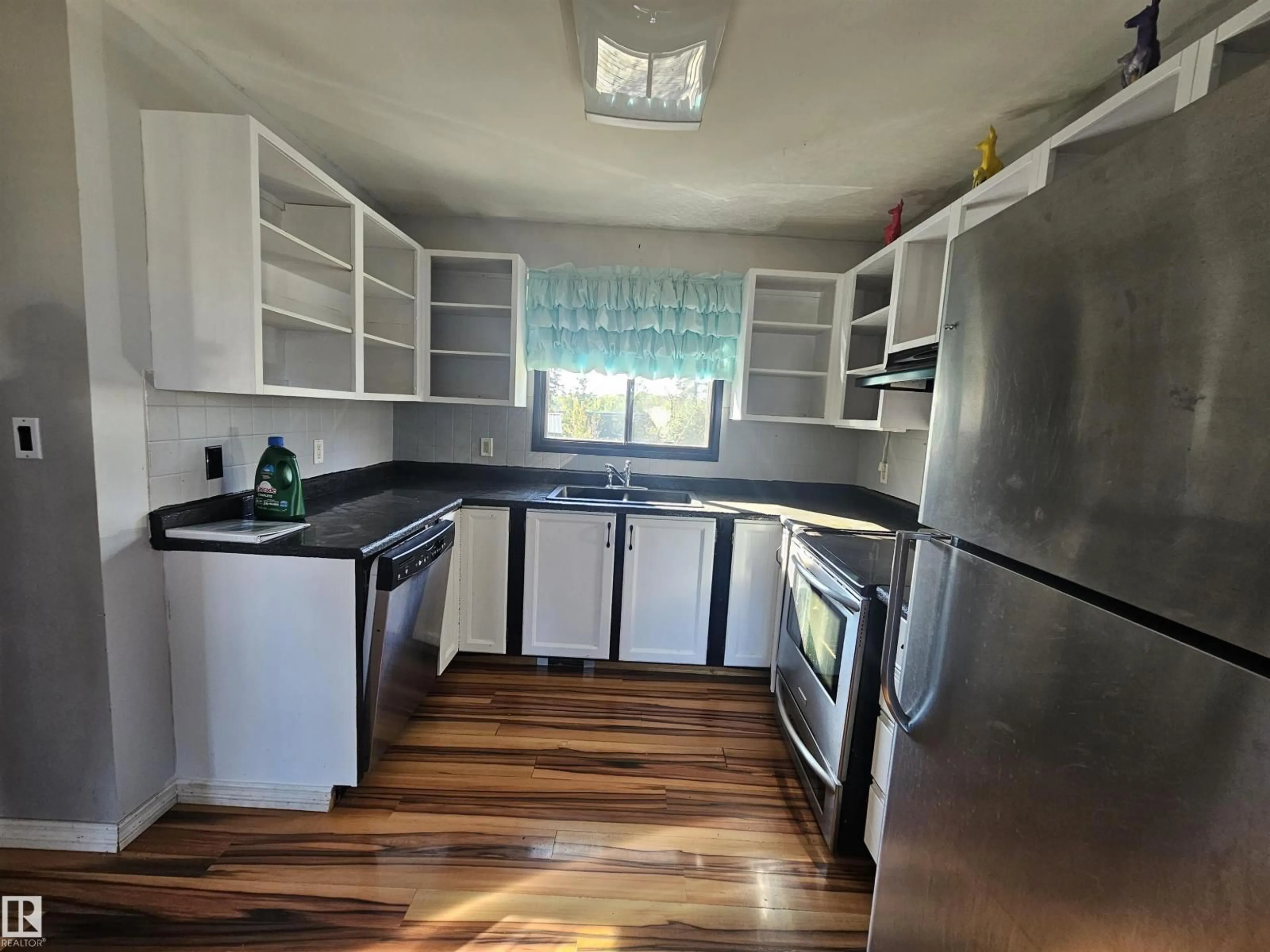 Standard kitchen, unknown for 4916 53 ST, Entwistle Alberta T0E0S0