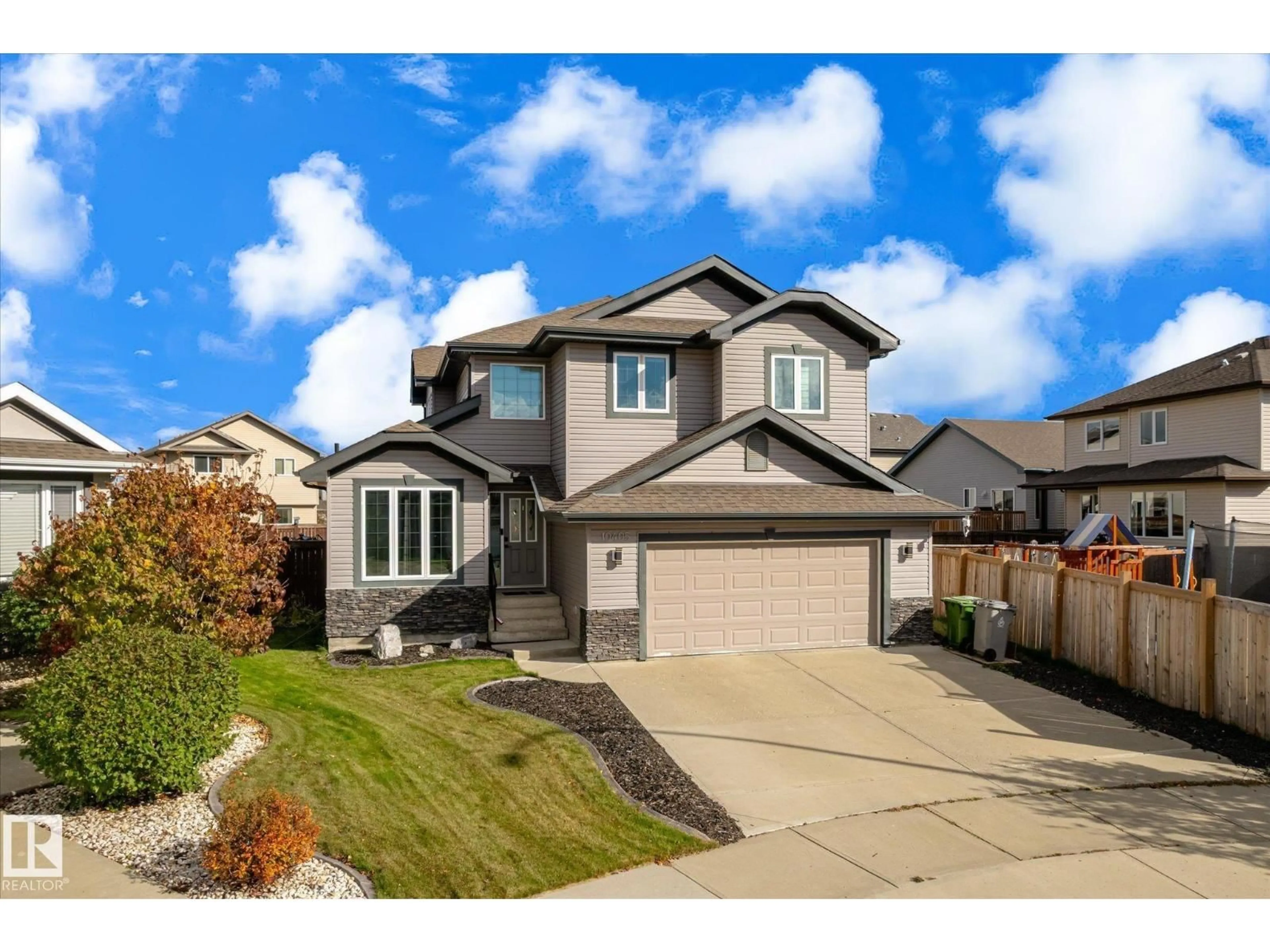 Home with vinyl exterior material, street for 10405 98 ST, Morinville Alberta T8R0B7