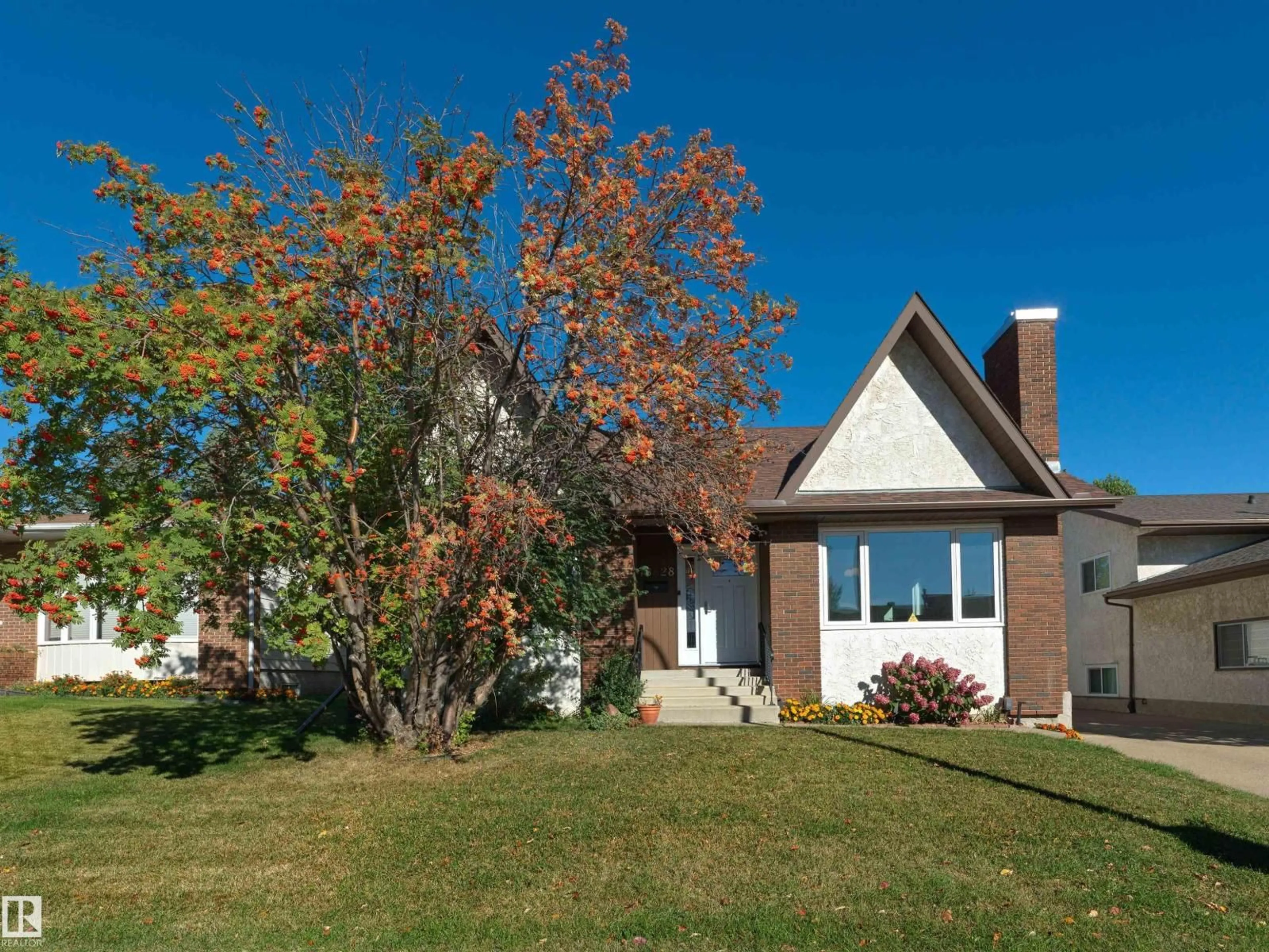 Home with vinyl exterior material, street for 18528 98 AV, Edmonton Alberta T5T3J5
