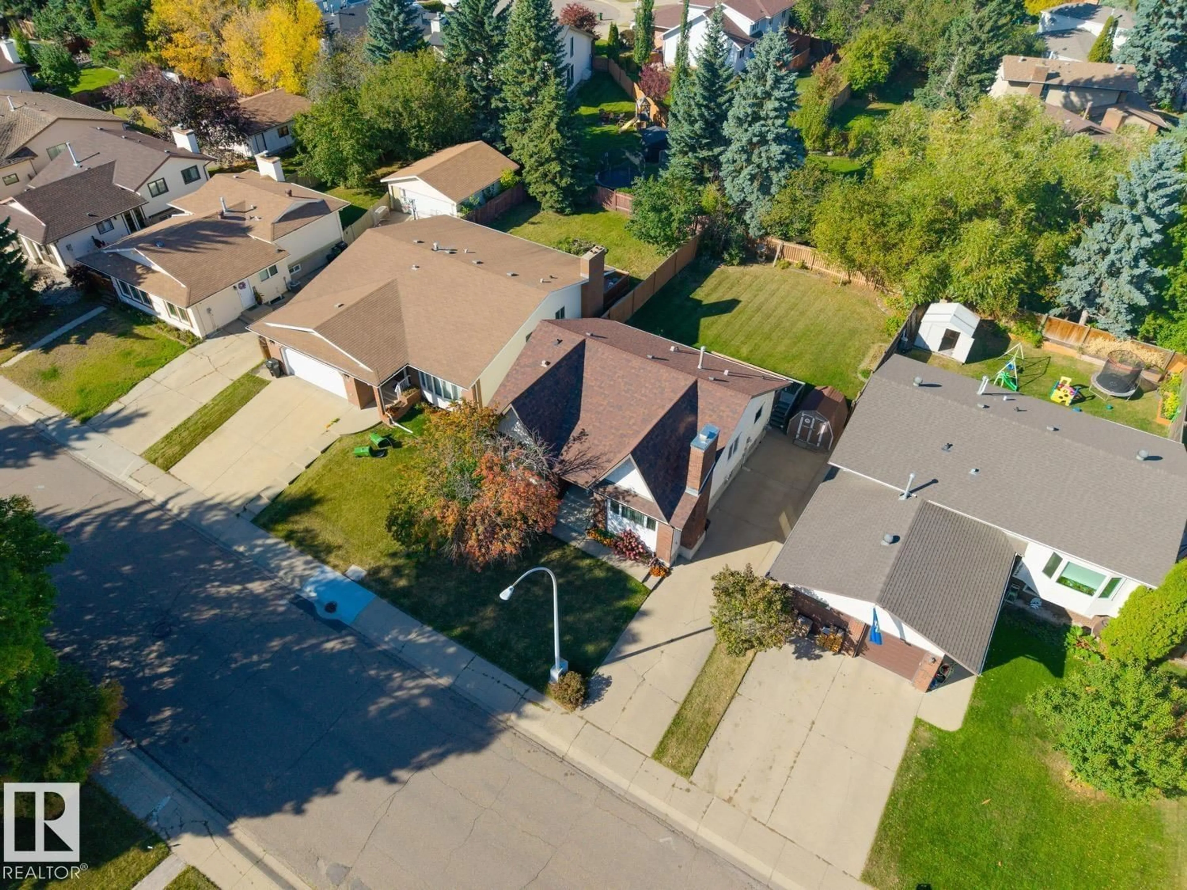 A pic from outside/outdoor area/front of a property/back of a property/a pic from drone, street for 18528 98 AV, Edmonton Alberta T5T3J5