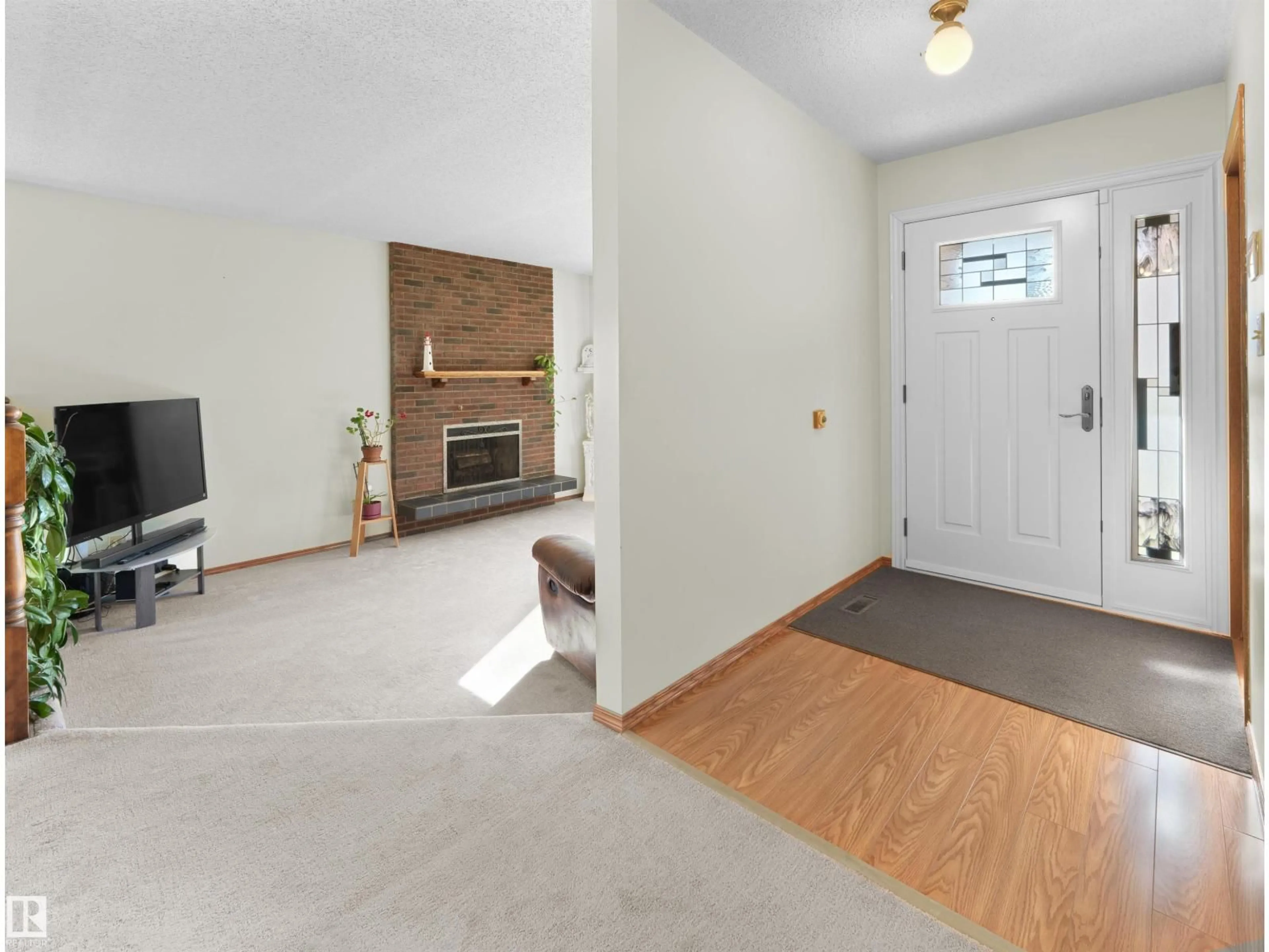 Indoor entryway for 18528 98 AV, Edmonton Alberta T5T3J5
