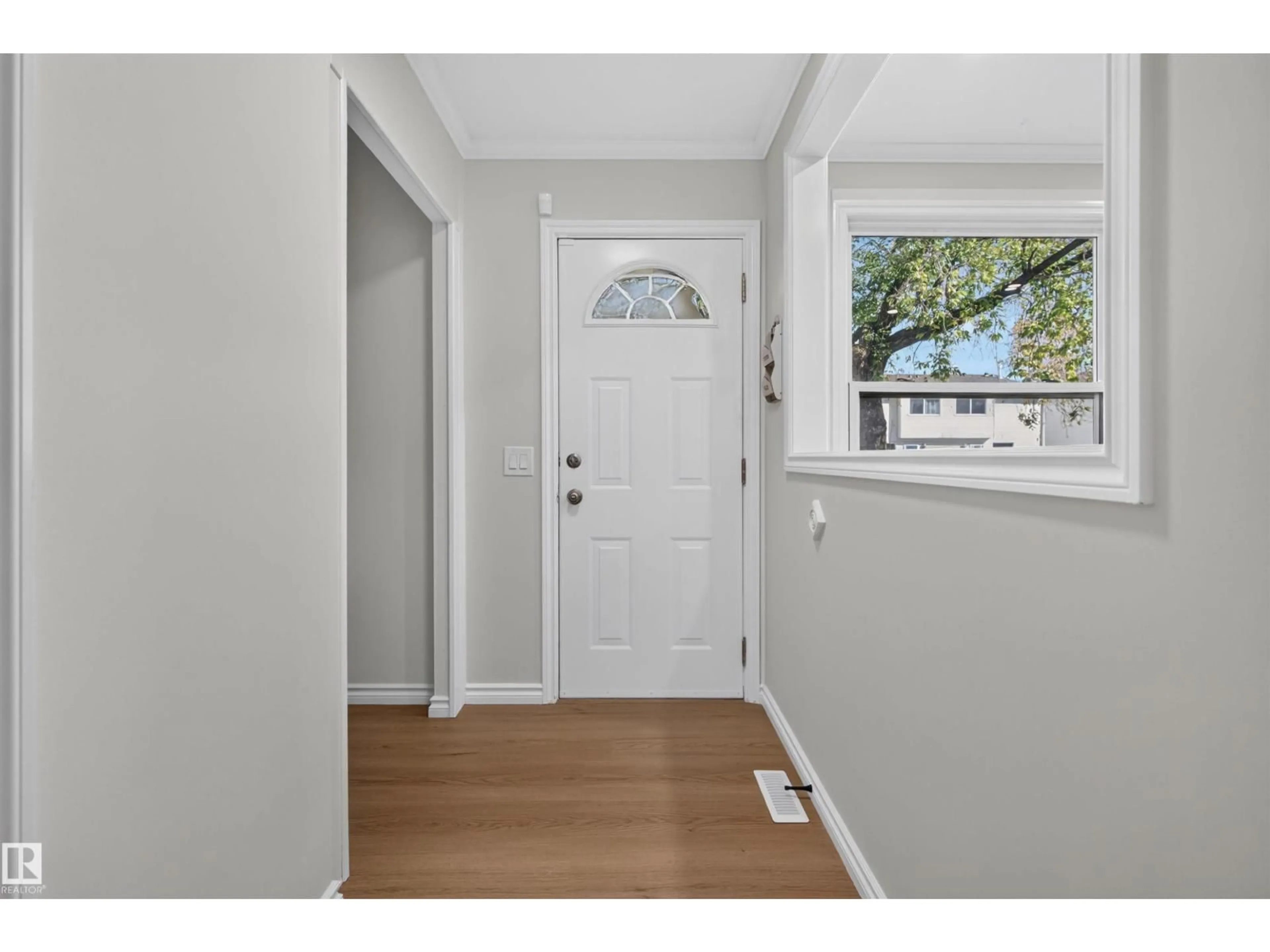 Indoor entryway for #11 - 2024 57 ST, Edmonton Alberta T6L2Z3