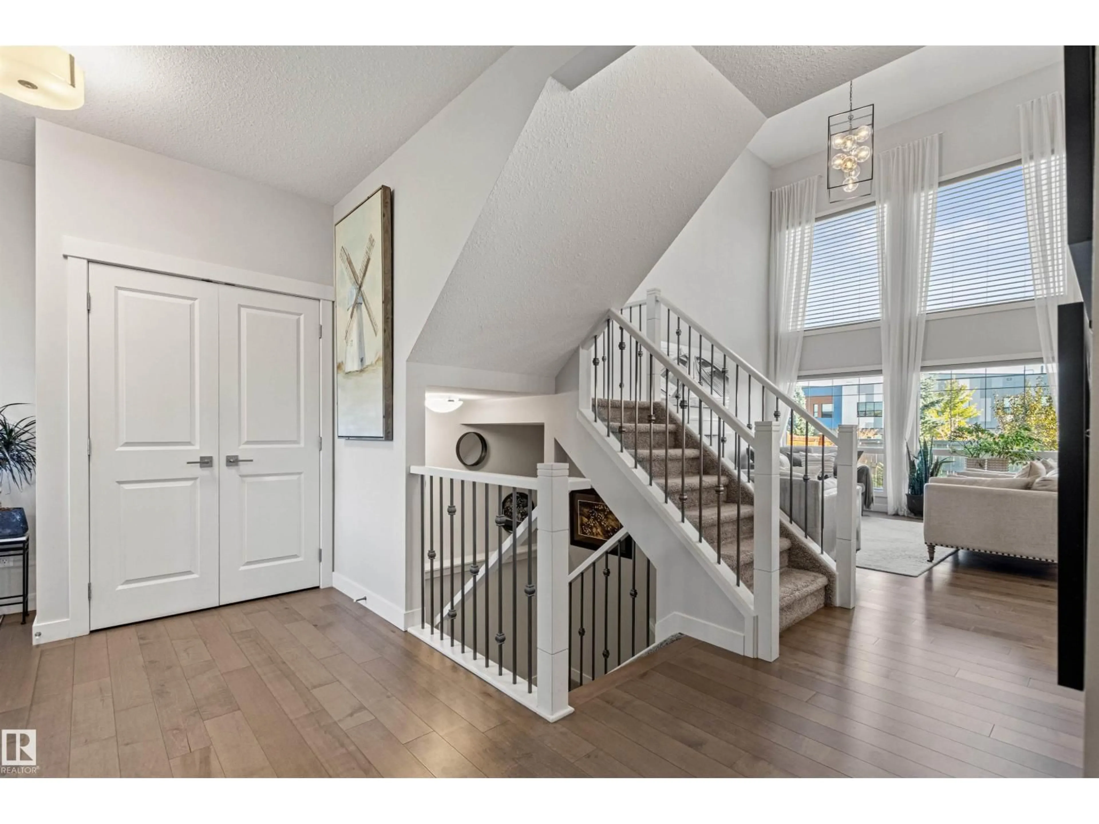 Indoor entryway for 6615 KNOX PL, Edmonton Alberta T6W4A1