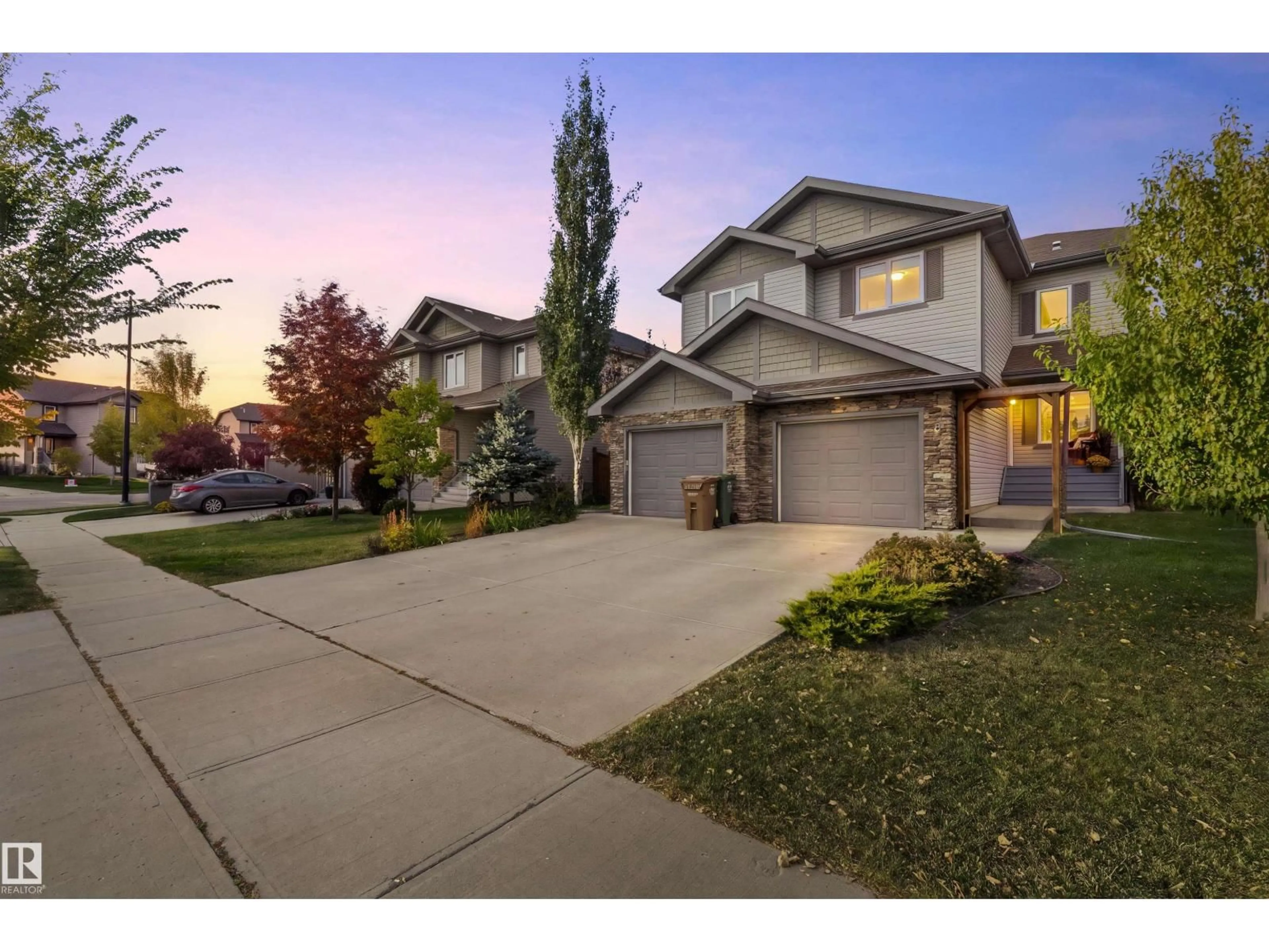 A pic from outside/outdoor area/front of a property/back of a property/a pic from drone, street for 8 ROYAL ST, St. Albert Alberta T8N7N8