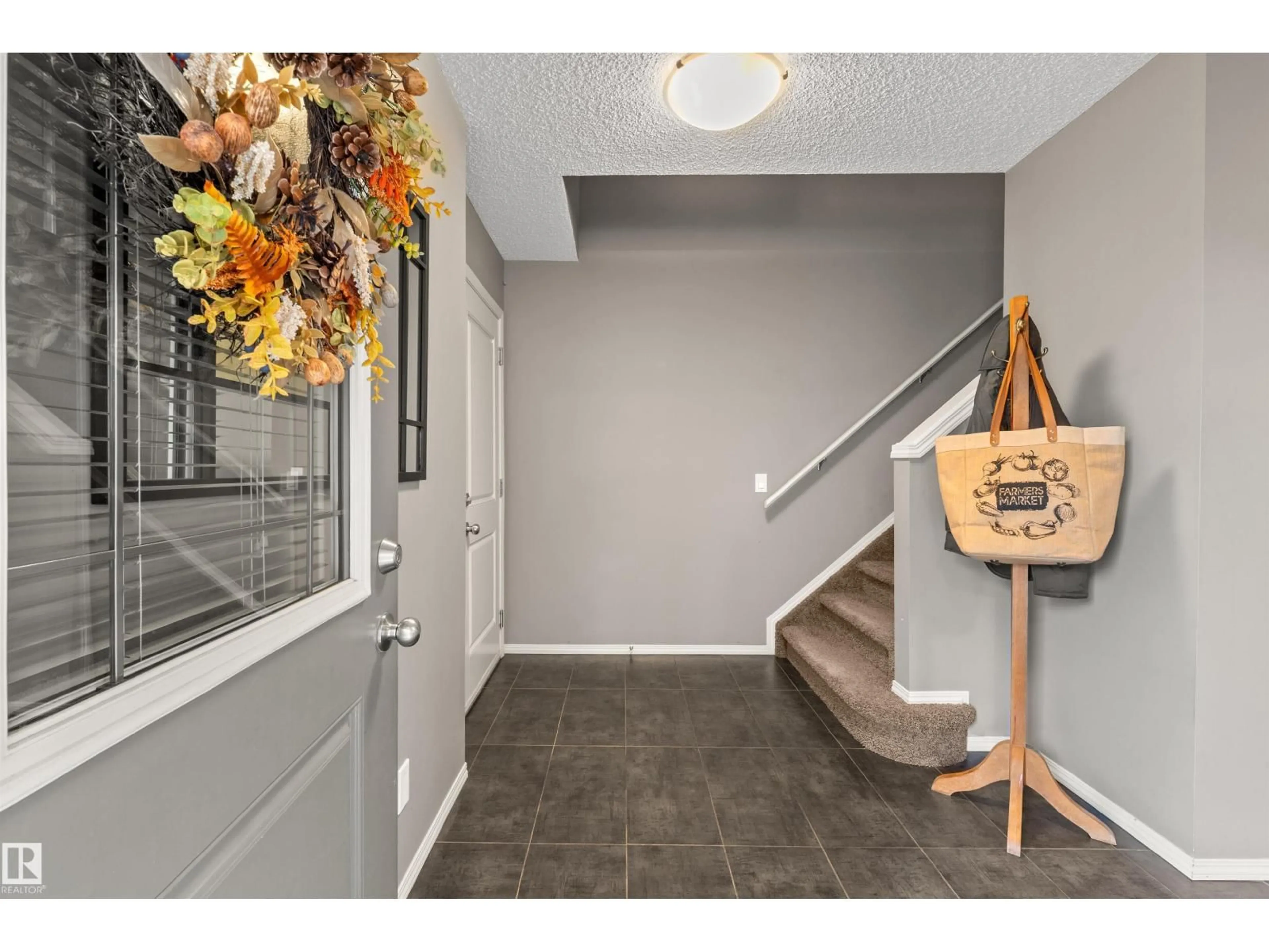 Indoor entryway for 8 ROYAL ST, St. Albert Alberta T8N7N8