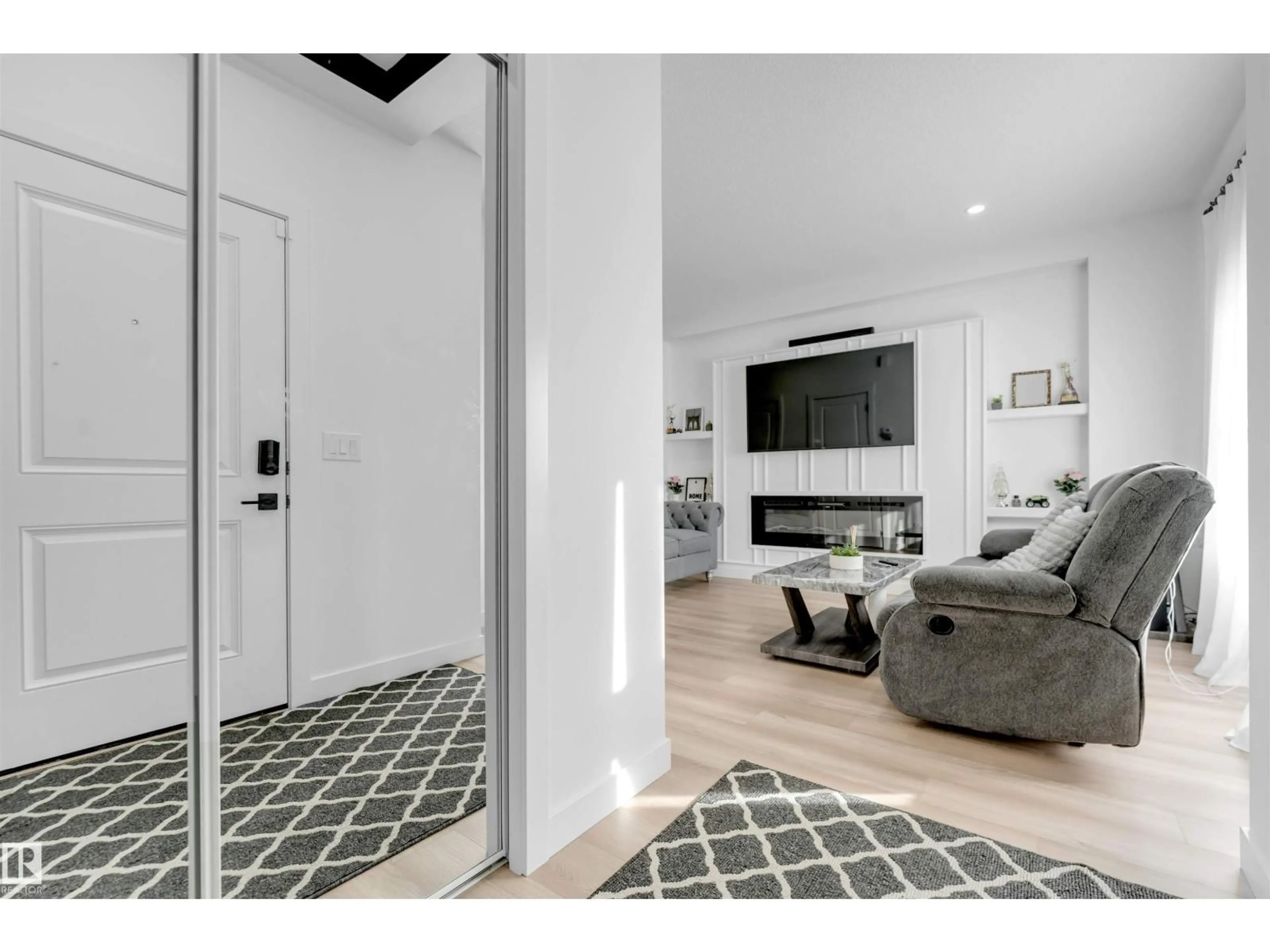 Indoor entryway for 207 25 ST, Edmonton Alberta T6X3K3