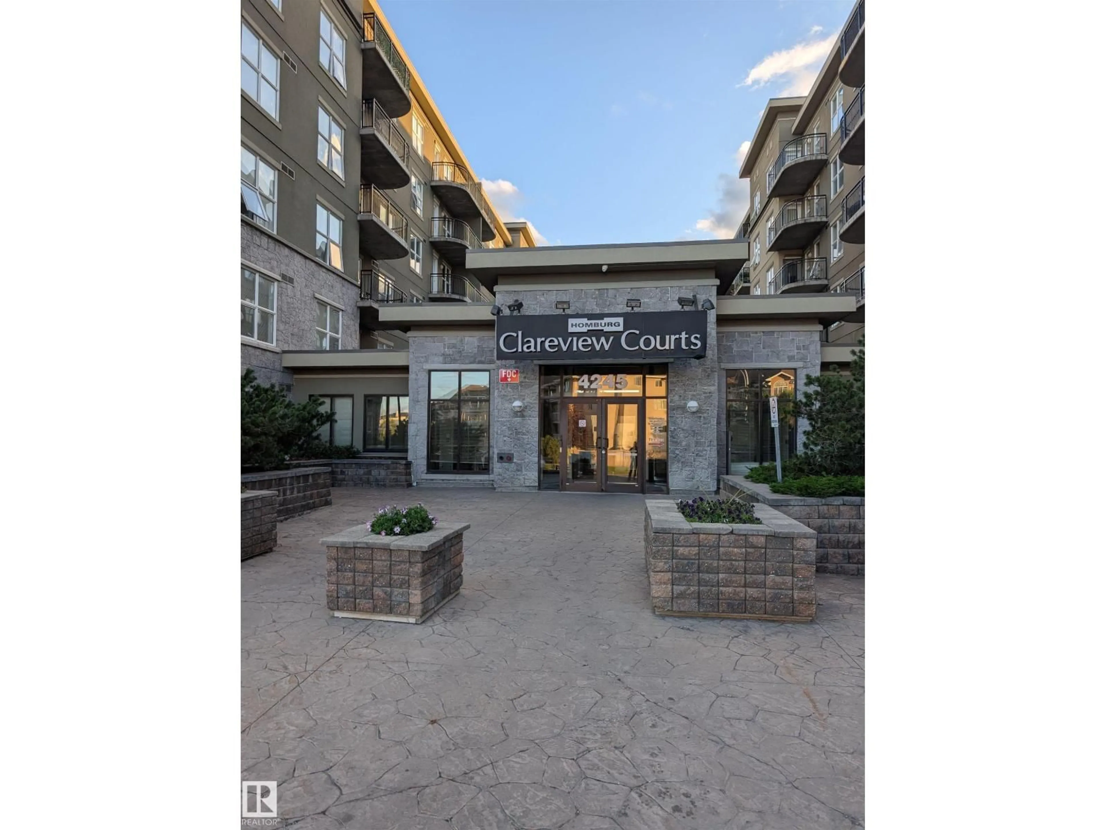 Indoor foyer for 1-504 - 4245 139 AV, Edmonton Alberta T5Y3E8