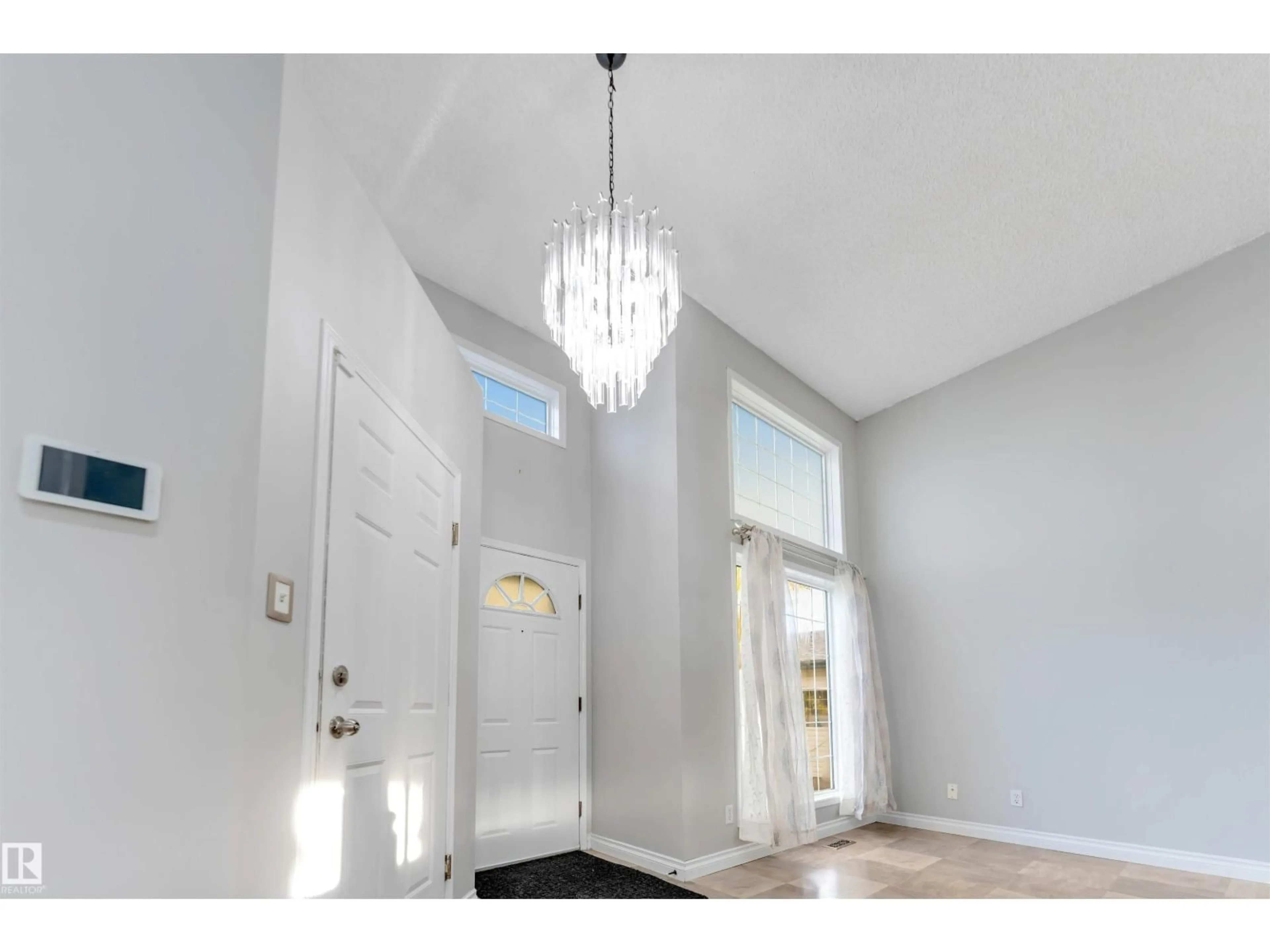 Indoor entryway for 3940 33 ST, Edmonton Alberta T6T1J7