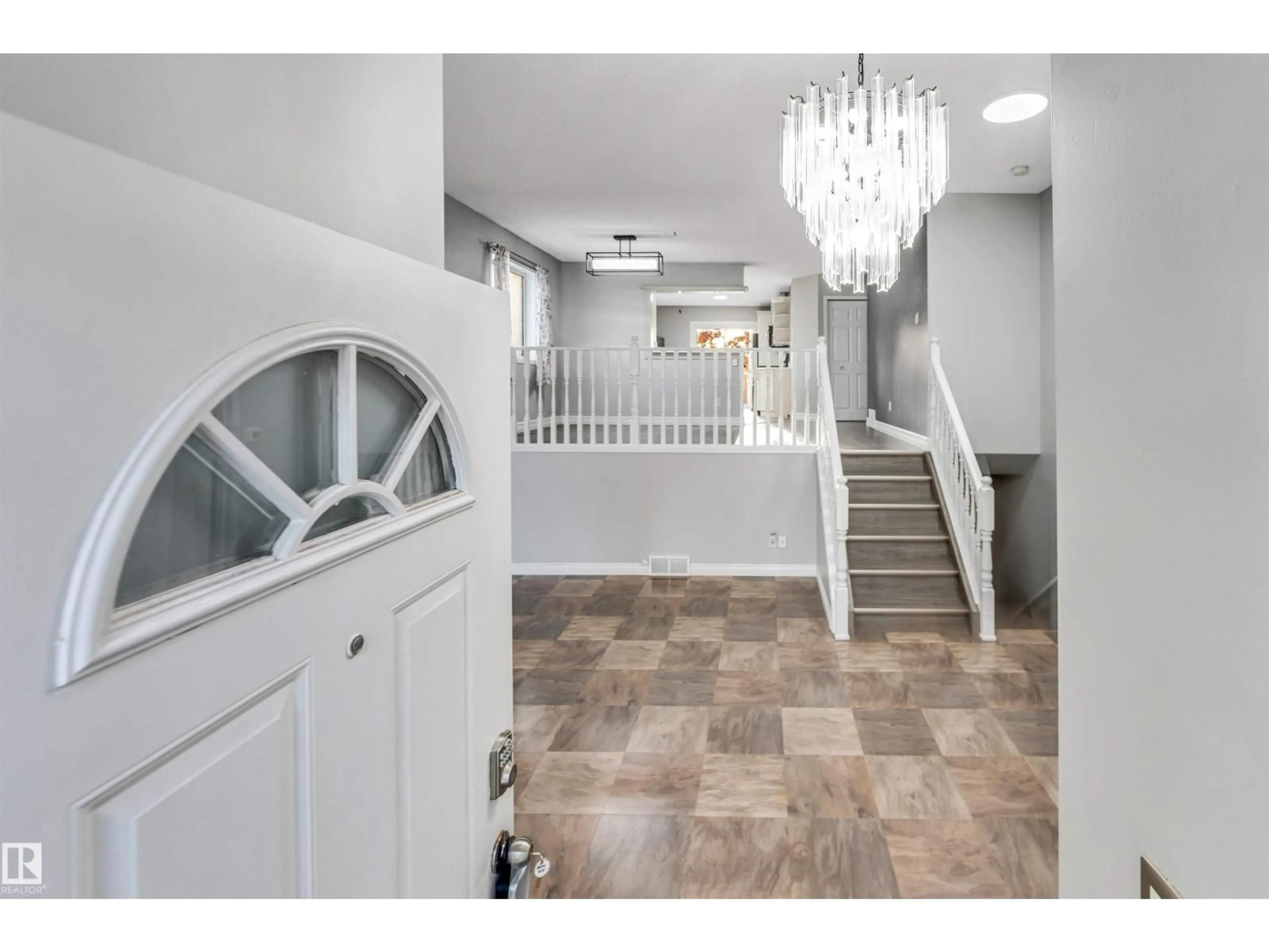 Indoor entryway for 3940 33 ST, Edmonton Alberta T6T1J7