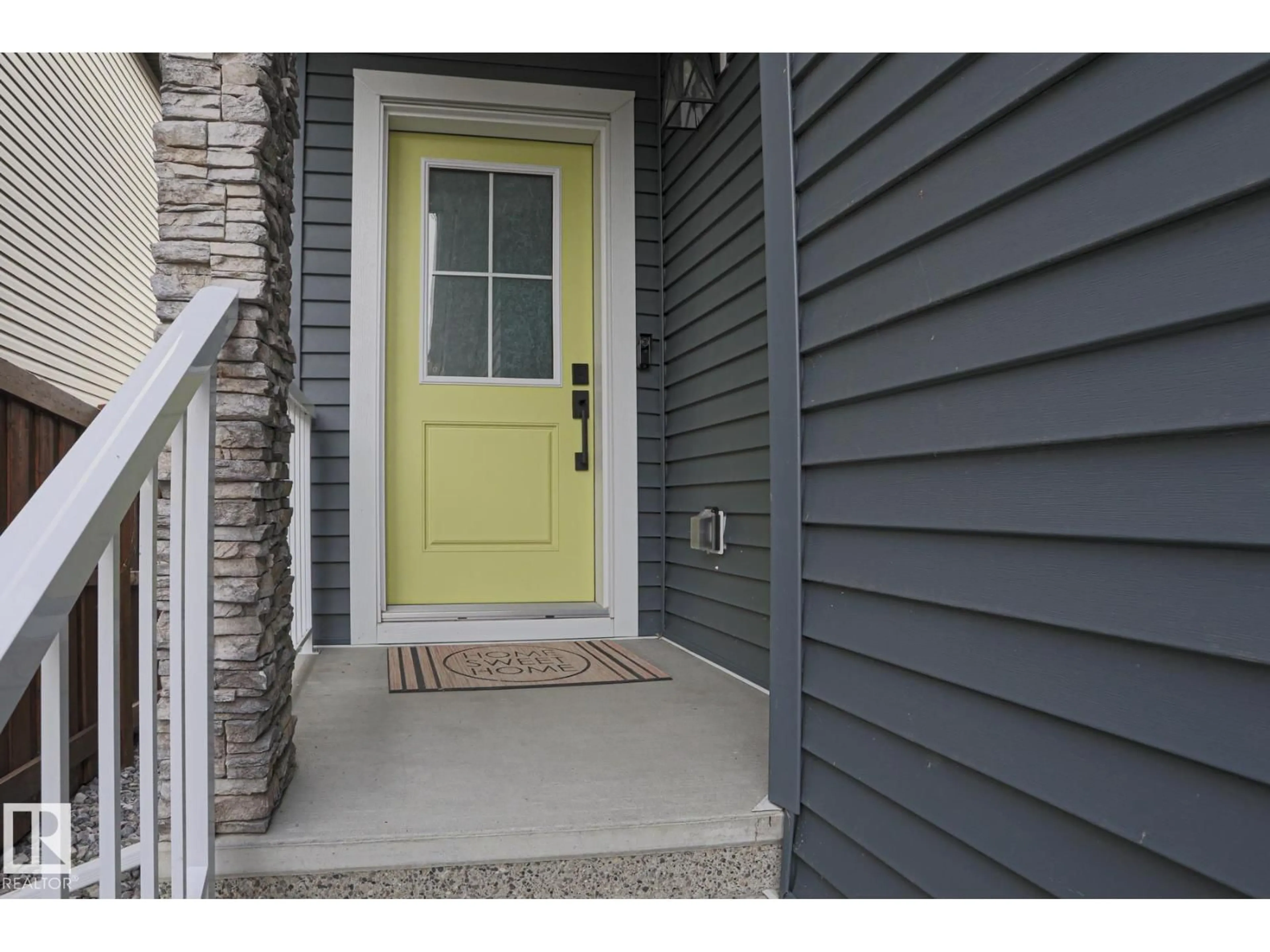 Indoor entryway for 41 ELKO BN, St. Albert Alberta T8N7Z9