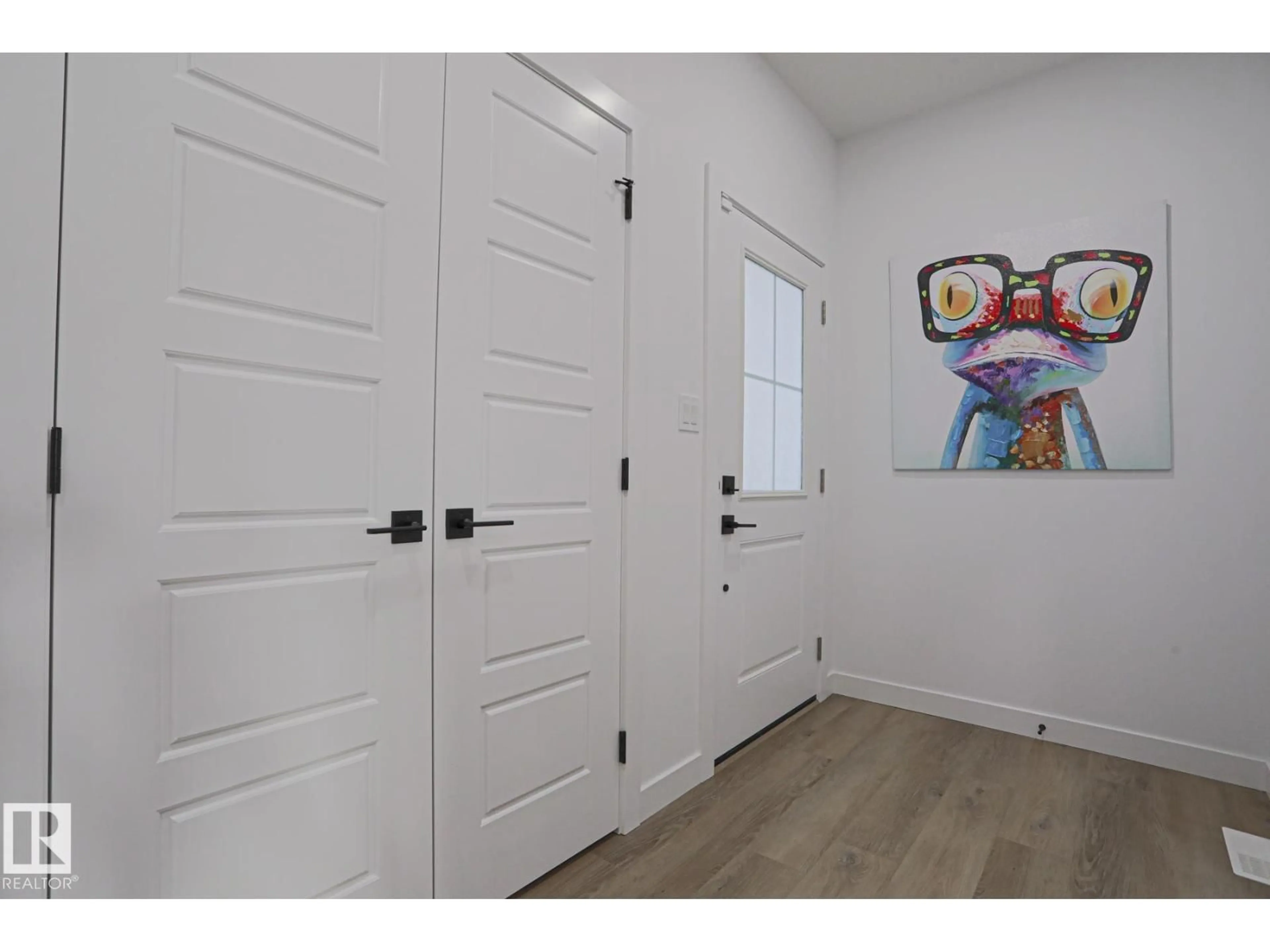 Indoor entryway for 41 ELKO BN, St. Albert Alberta T8N7Z9