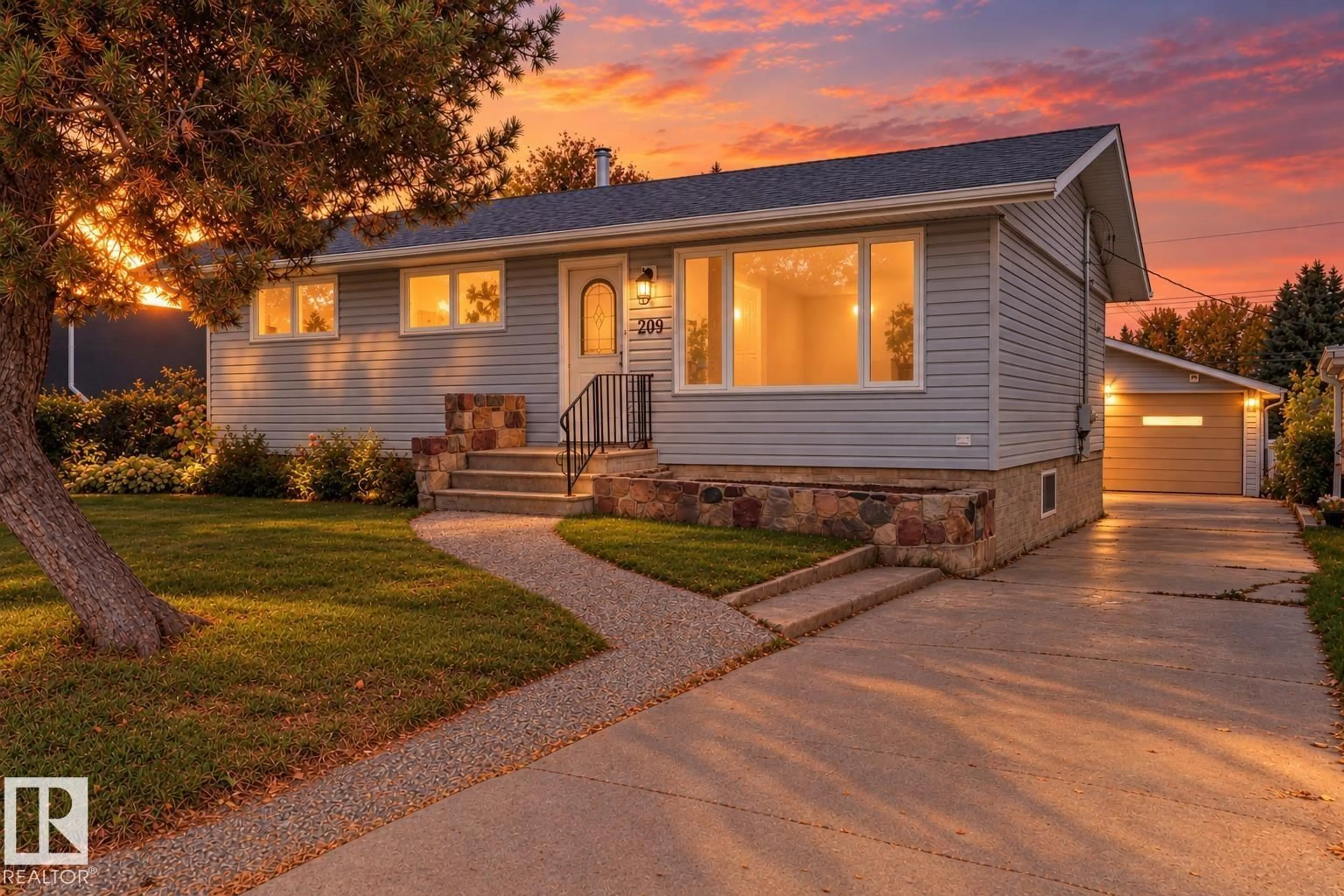 Home with vinyl exterior material, street for 209 MCPHERSON AV, Spruce Grove Alberta T7X2J3