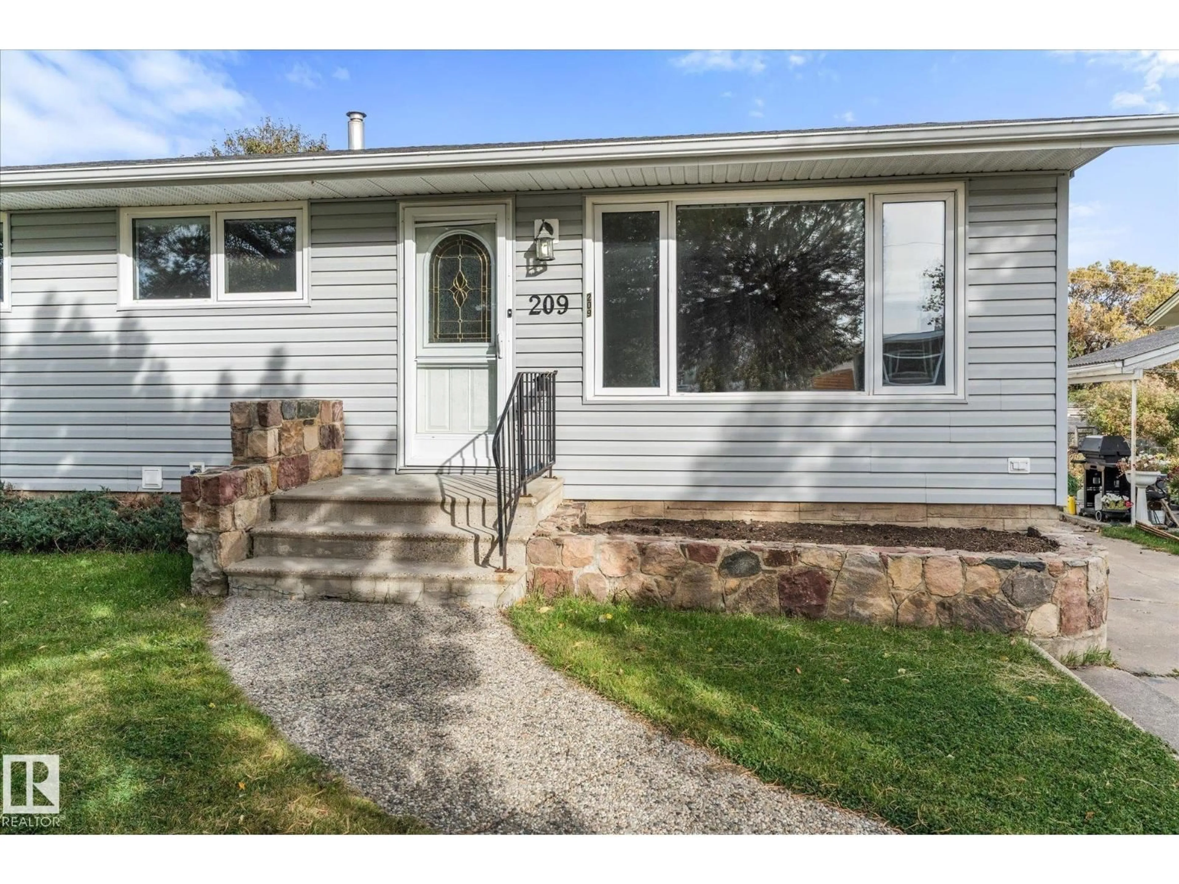 Home with vinyl exterior material, street for 209 MCPHERSON AV, Spruce Grove Alberta T7X2J3