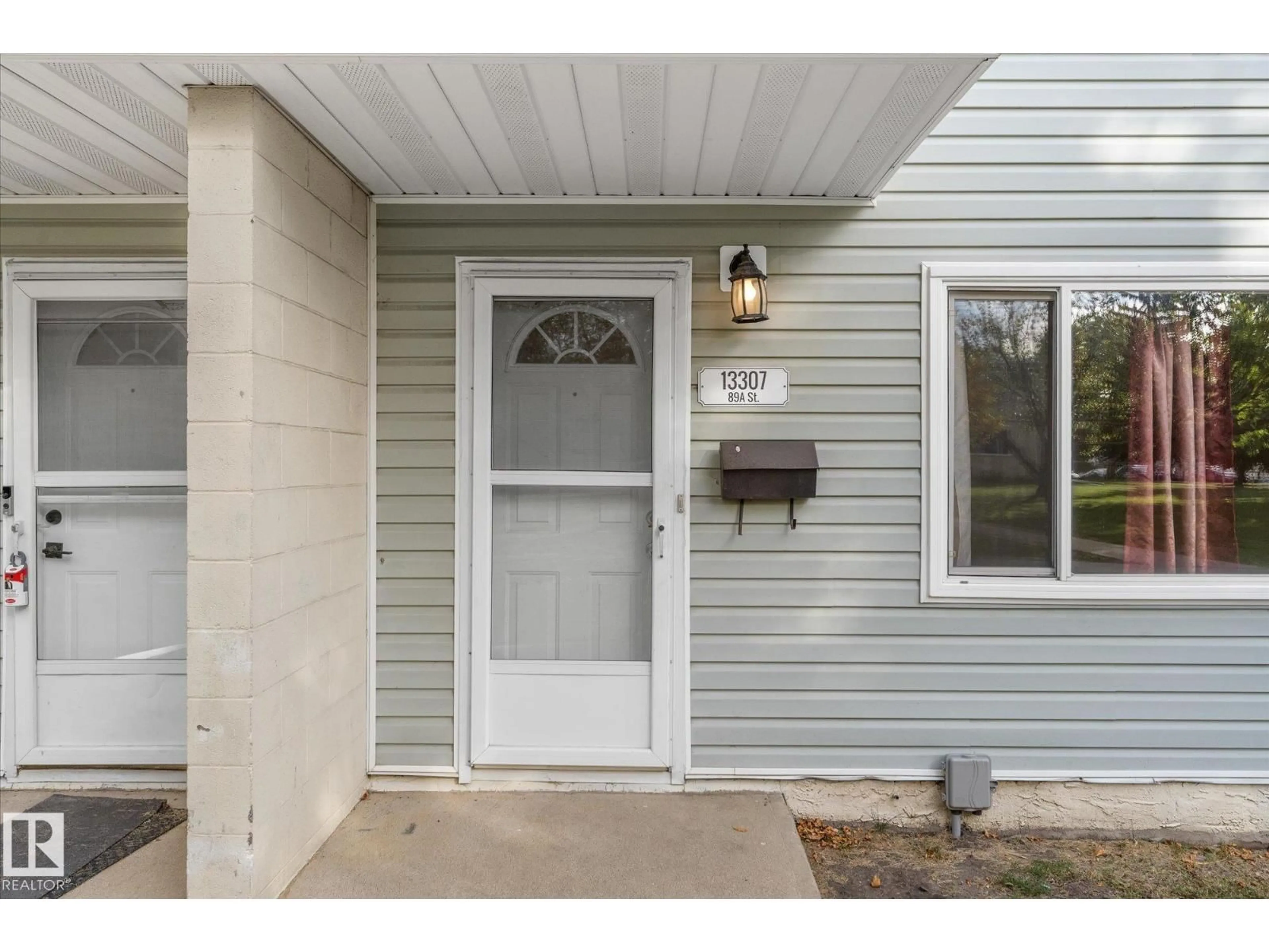 Indoor entryway for 13307 89A ST NW, Edmonton Alberta T5E3L2