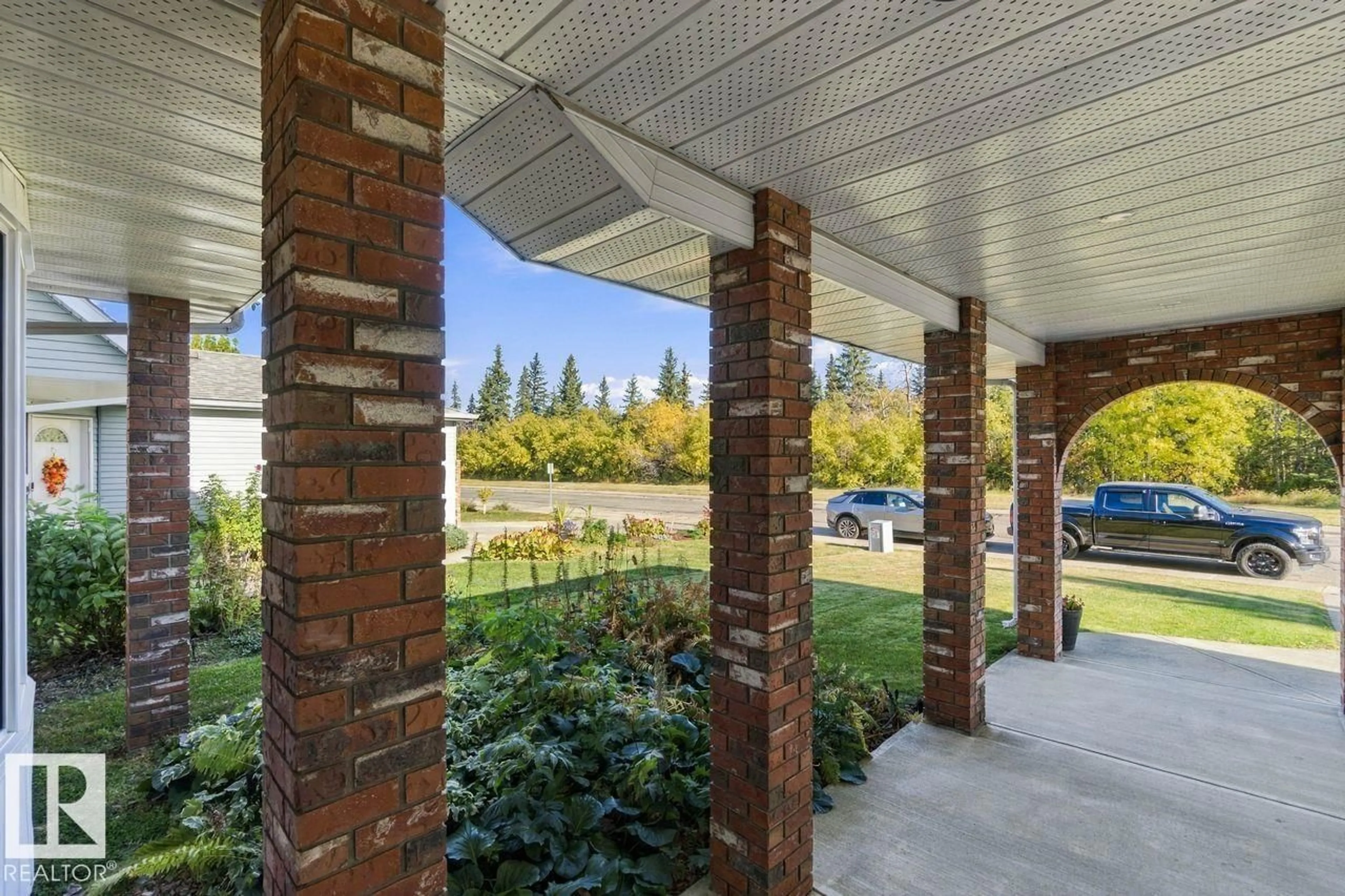 Patio, unknown for 3807 36 AV, Edmonton Alberta T6L5R8