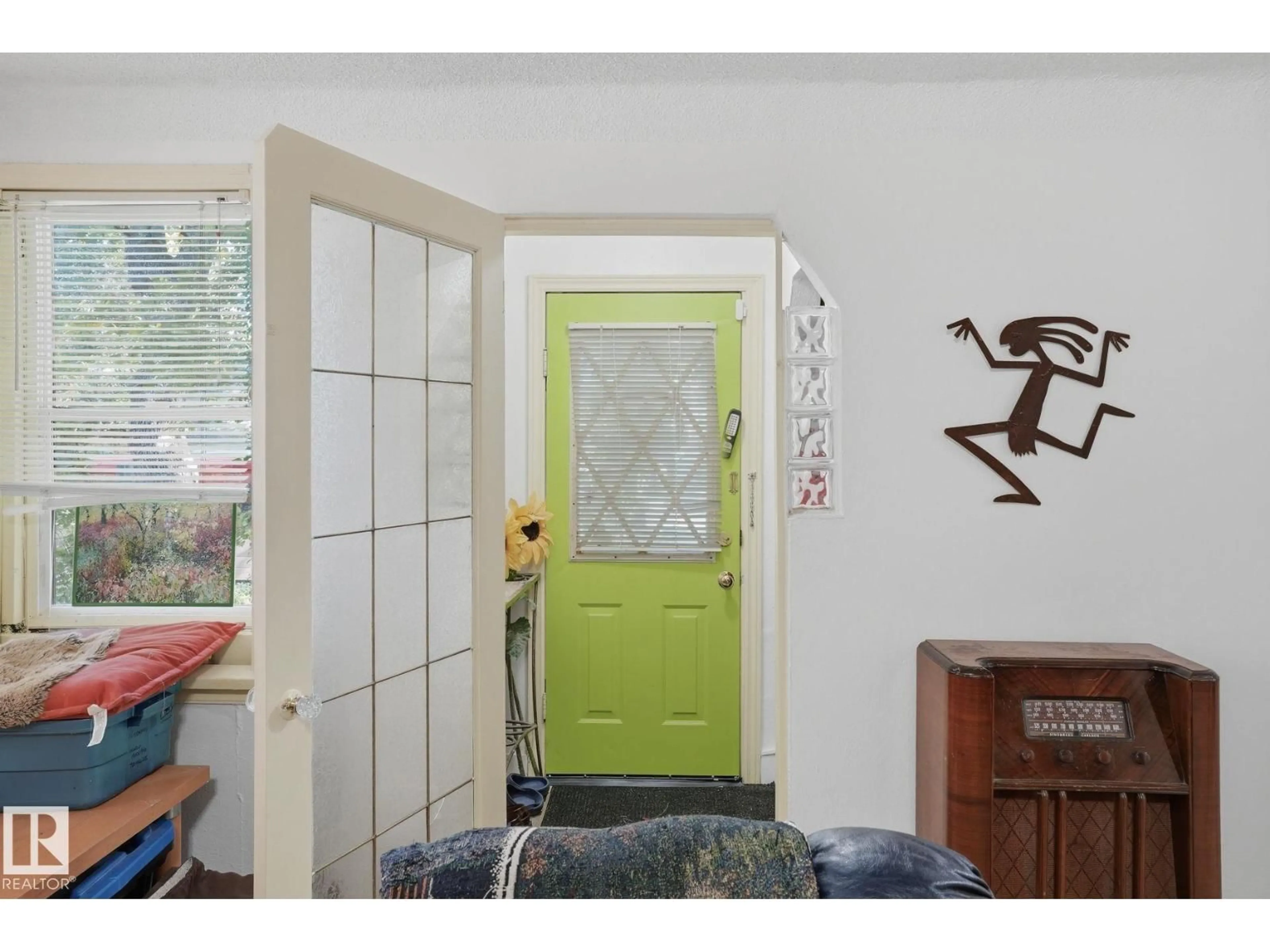 Indoor entryway for NW - 9628 100A ST, Edmonton Alberta T5K0V8
