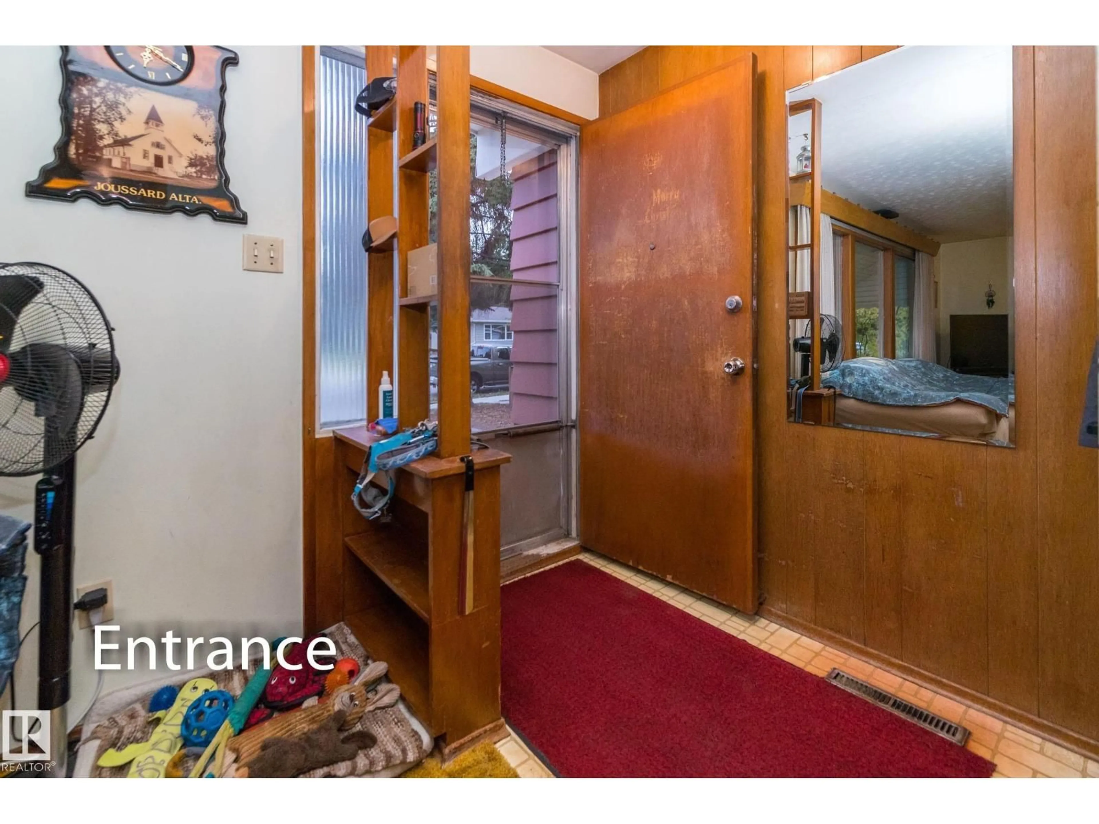 Indoor entryway for 10512 55 AV, Edmonton Alberta T6H0W7