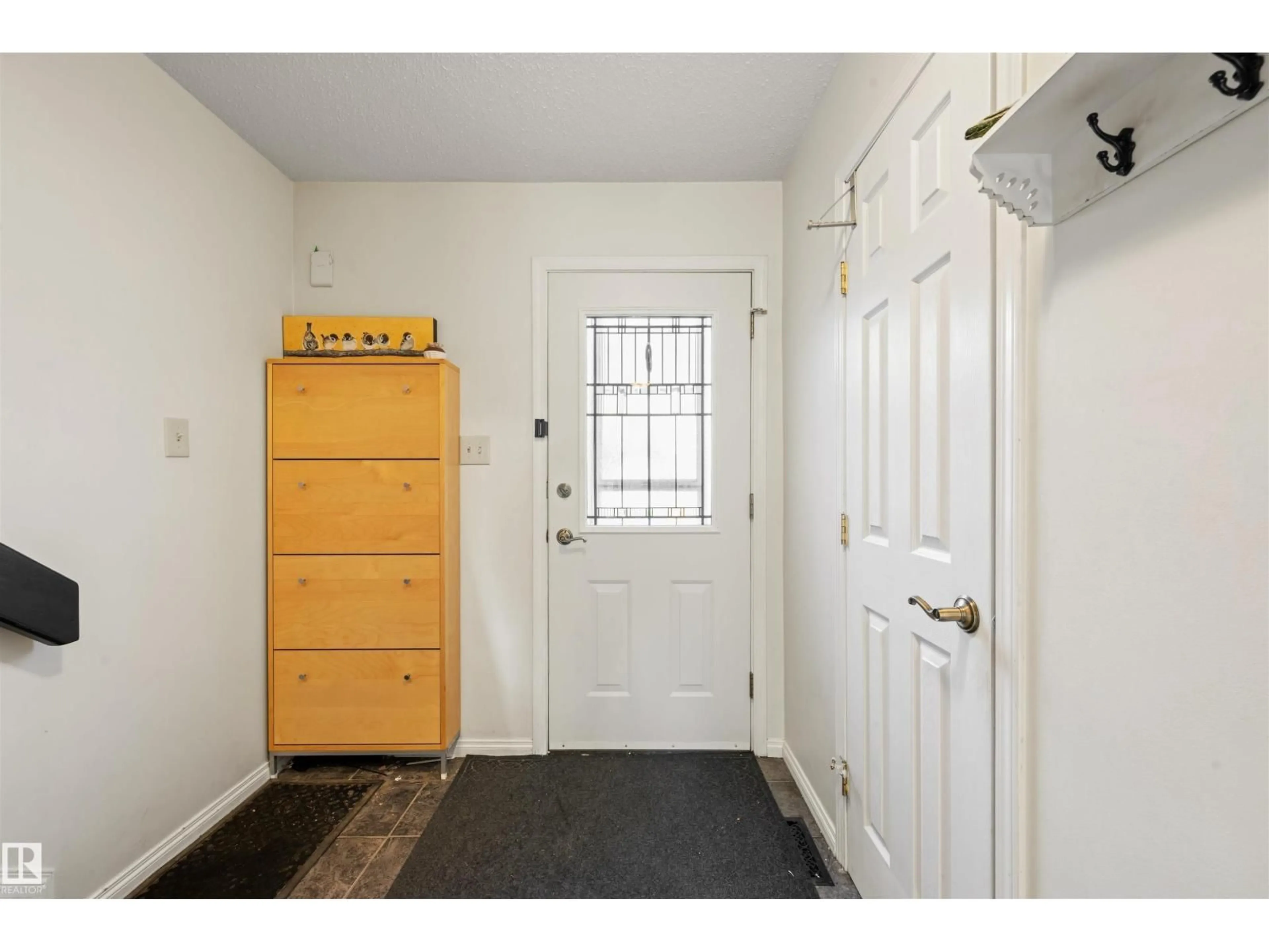 Indoor entryway for 7067 32 AV, Edmonton Alberta T6K2K9